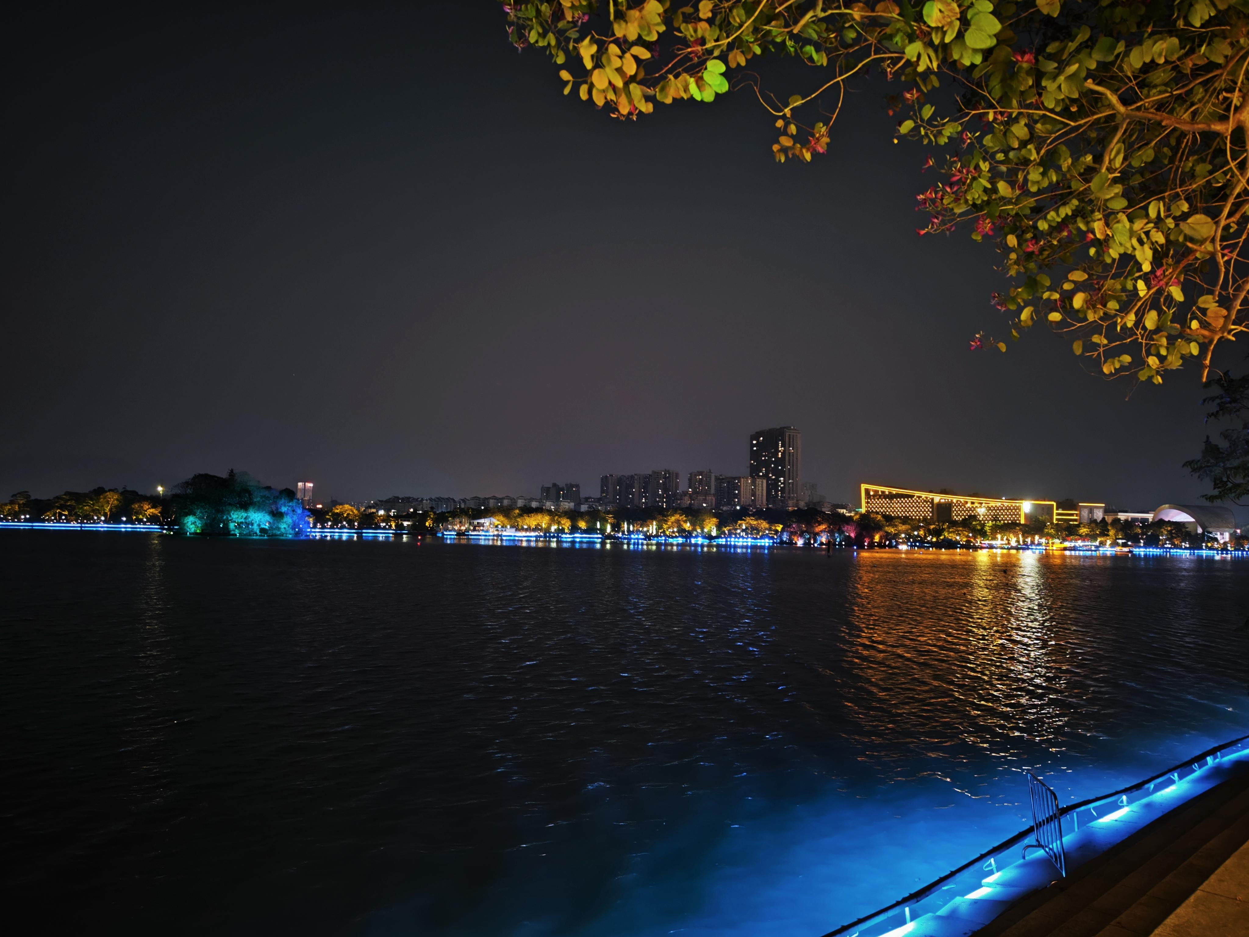 下午两点钟从深圳出发,五点多刚好到肇庆,选了七星岩附近的一个酒店住