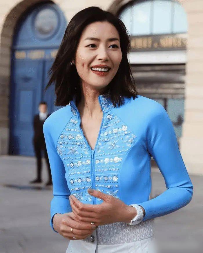 只见大表姐刘雯身穿了一件蓝色紧身衣,下身配米色高腰长裤,简直美