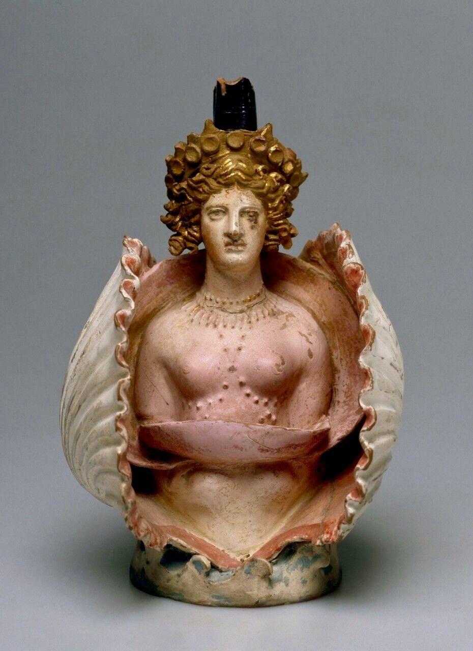 彩陶雕塑油瓶,造型为贝壳中的阿芙罗狄蒂,公元前 400