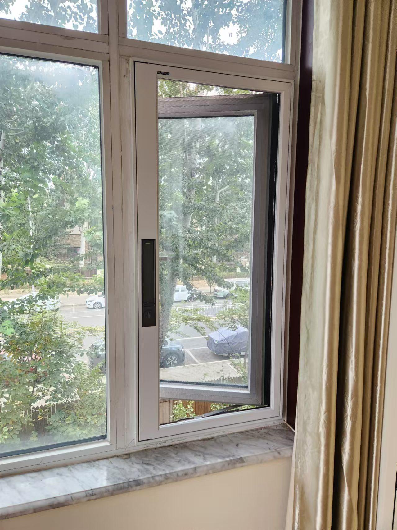 近年来金刚网纱窗普及率相当高,小区安装平开窗户能看到金刚网纱窗
