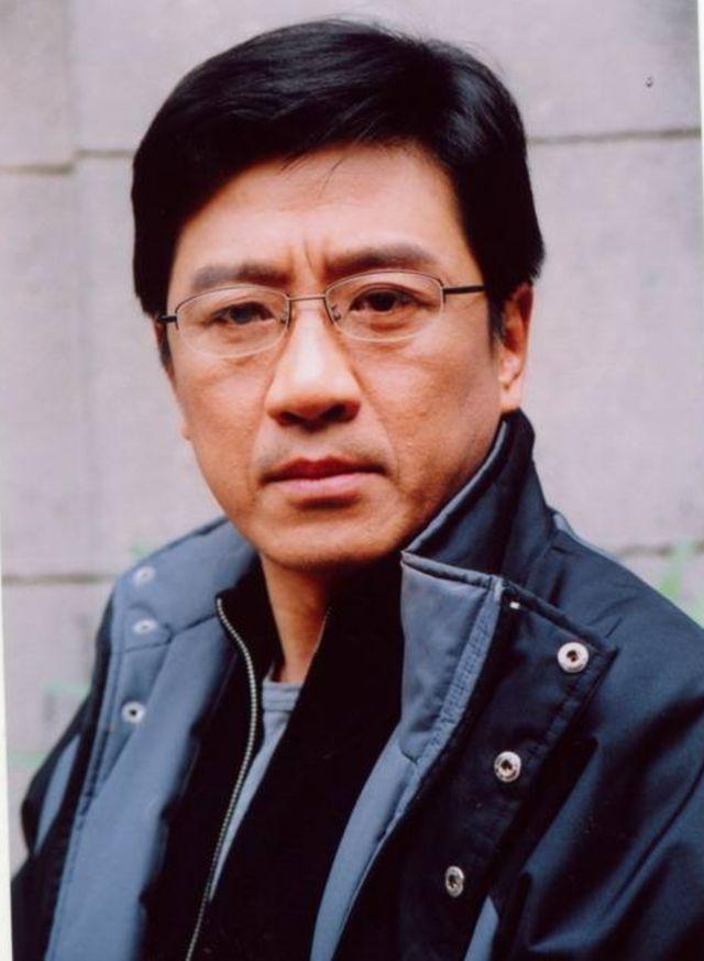 就是汪新捧着奖