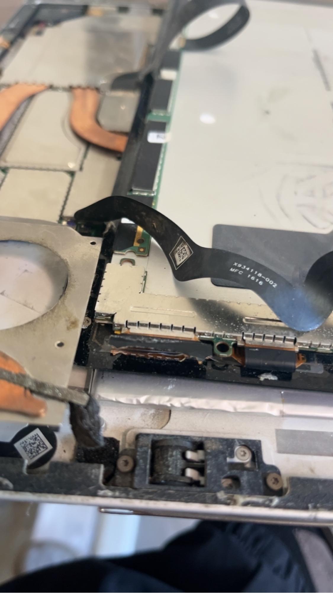少江 的想法: 自己拆开surface pro4换风扇 | 结果屏幕旁边的排线被我