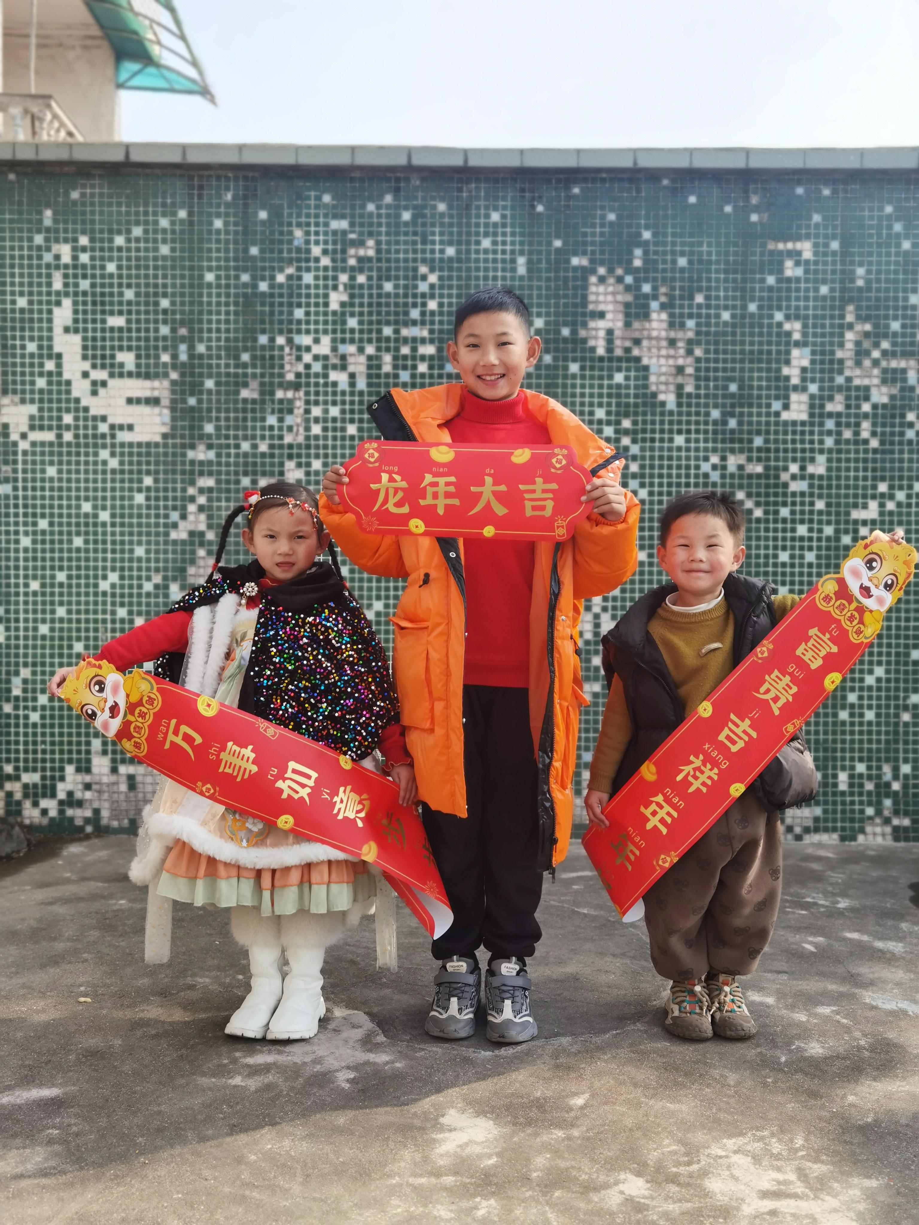 每天都是换着花样来,比如放鞭炮,打台球,踢