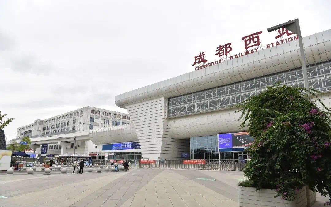 简介:成都西站于2014年开工建设,2018年12月28日投入使用,衔接宝成