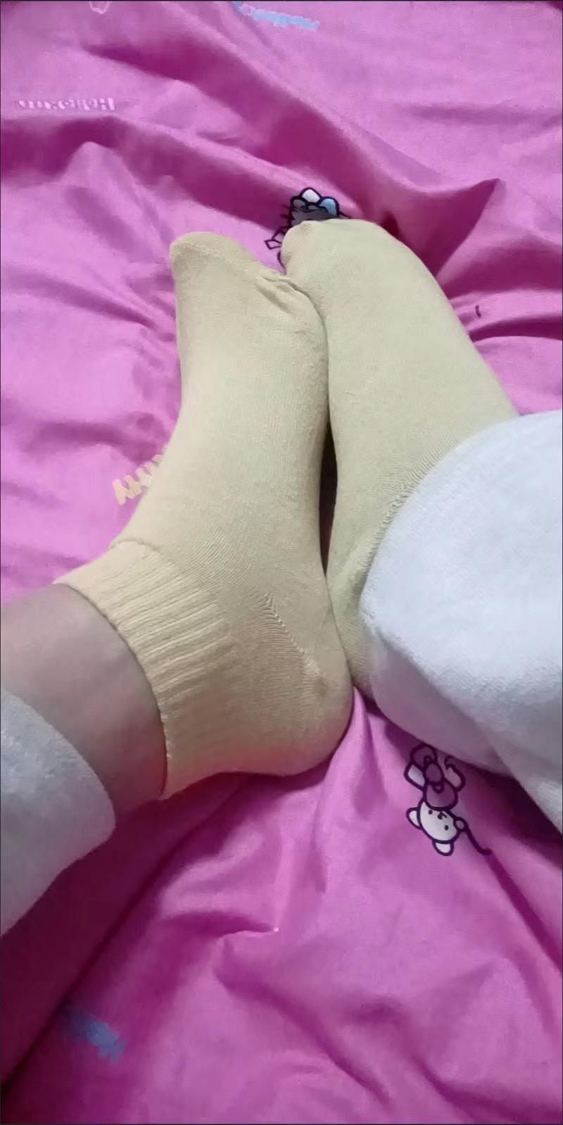 有谁知道白袜子穿成黄袜子要几天,有没有人试过的,就是一直都没有