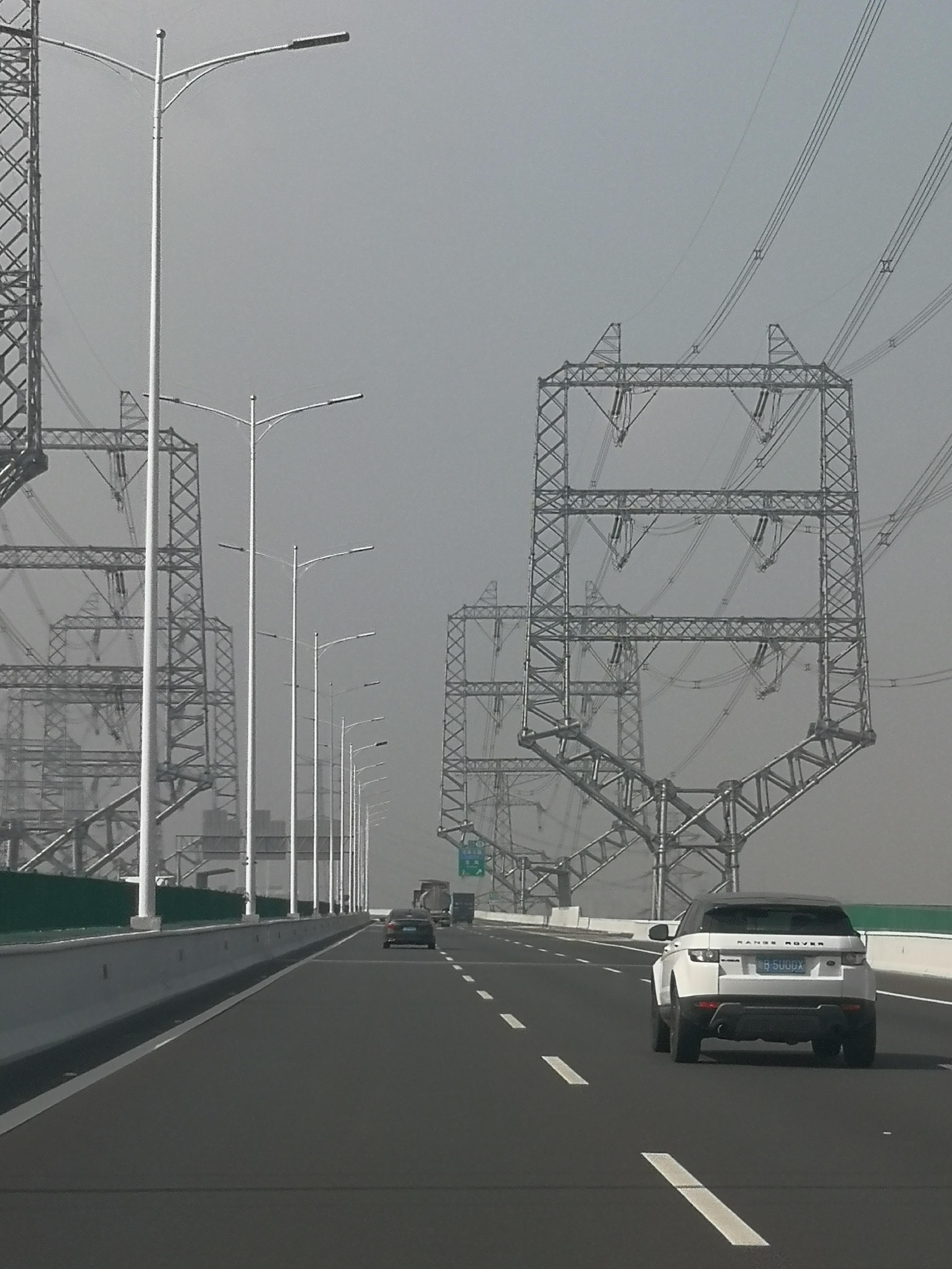 一抹清晖 的想法: 路边的高压线 | 高速路上,车辆较少,但两旁的高压线