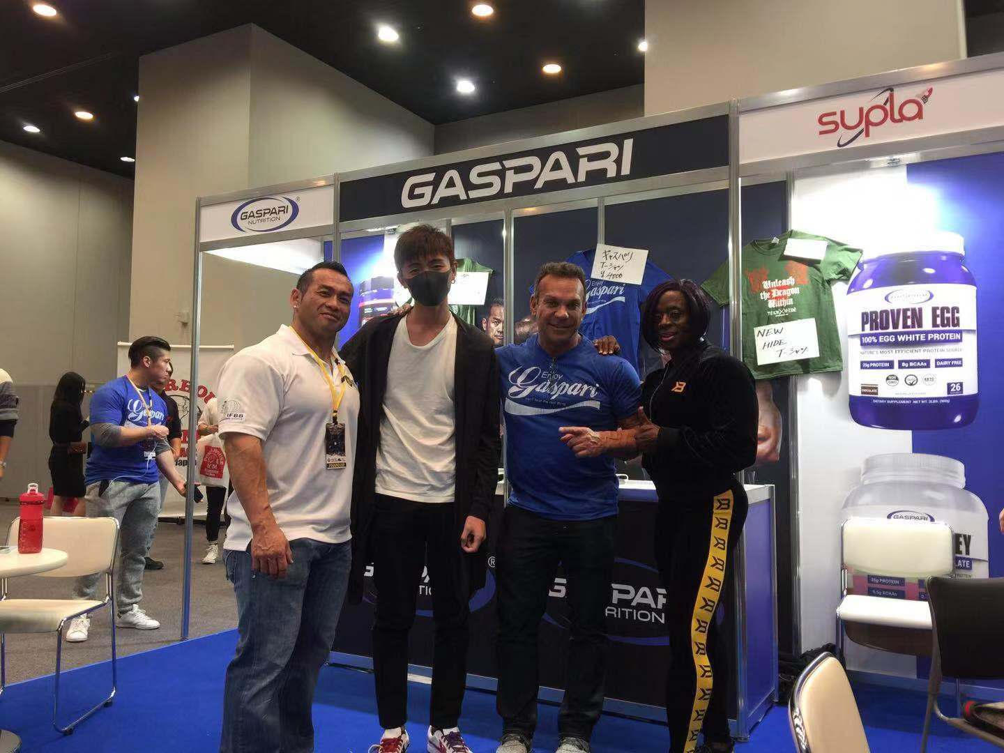 薛十九 的想法: 与山岸秀匡和iris kyle的合影 br>身高这个时候还是挺