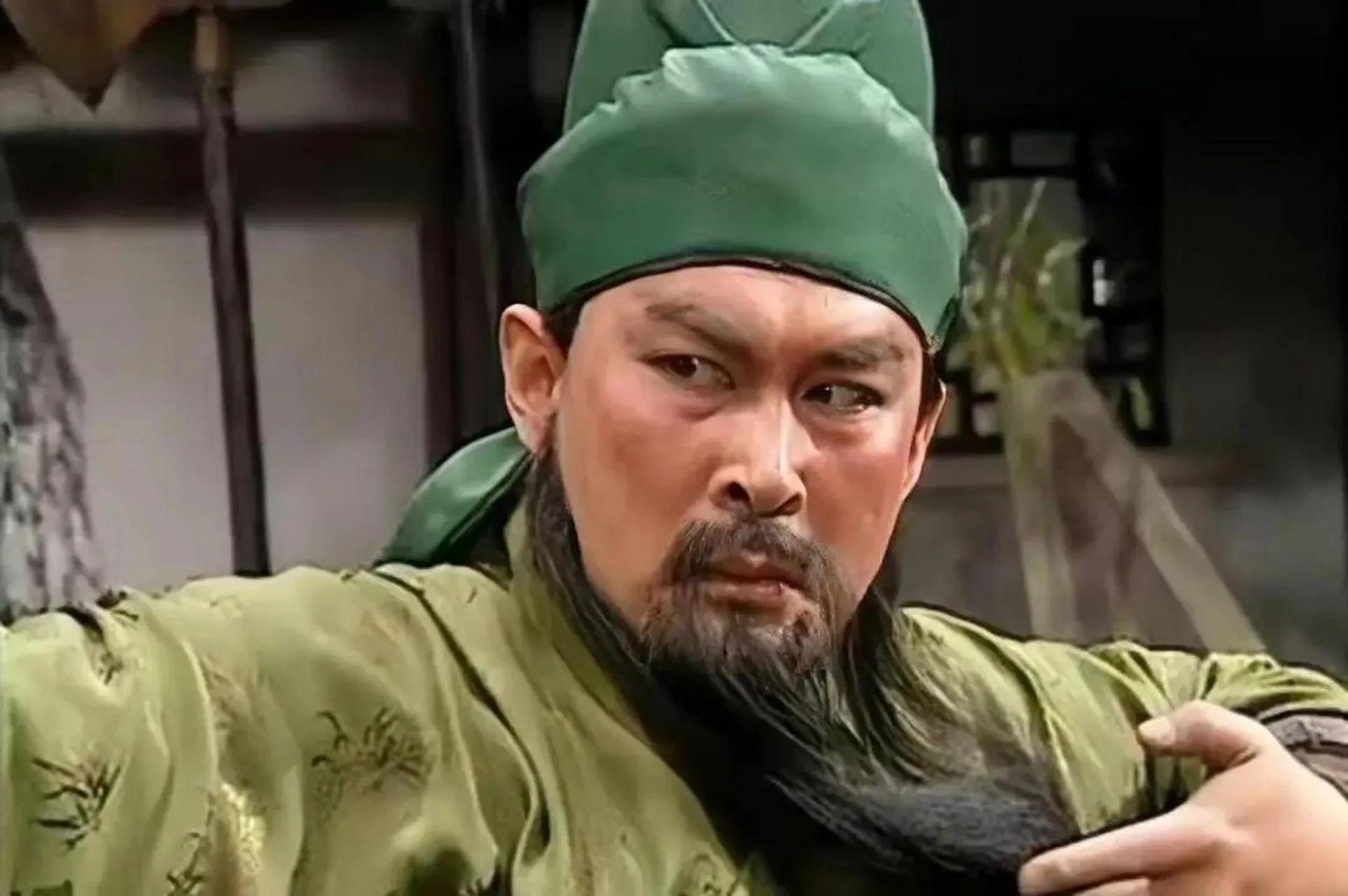 陆树铭在1994年播出的电视剧《三国演义》中饰演关羽,其形神