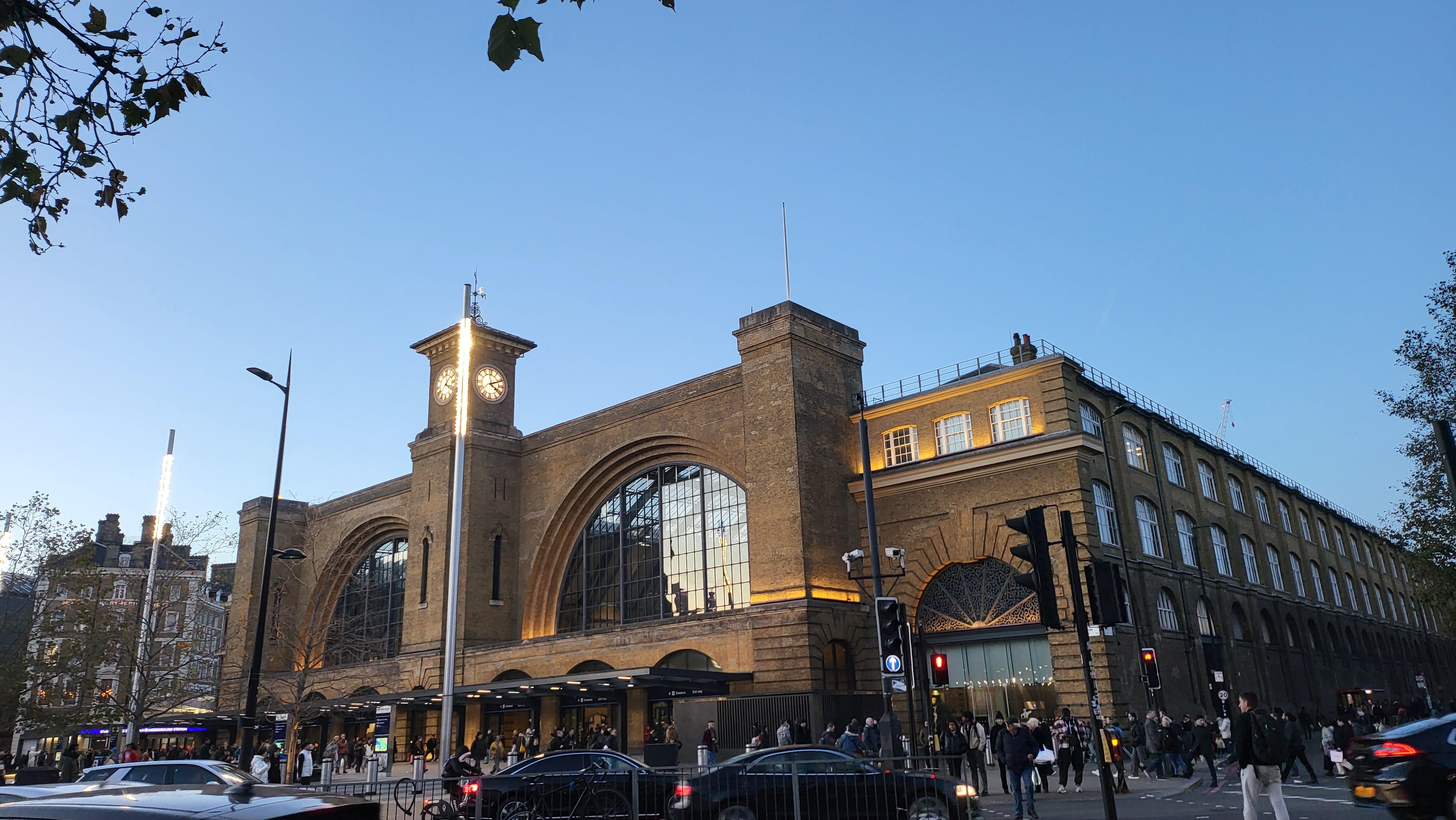 黄玫瑰 的想法: 伦敦国王十字车站 | 英国 br>伦敦国王十字车站外 br>