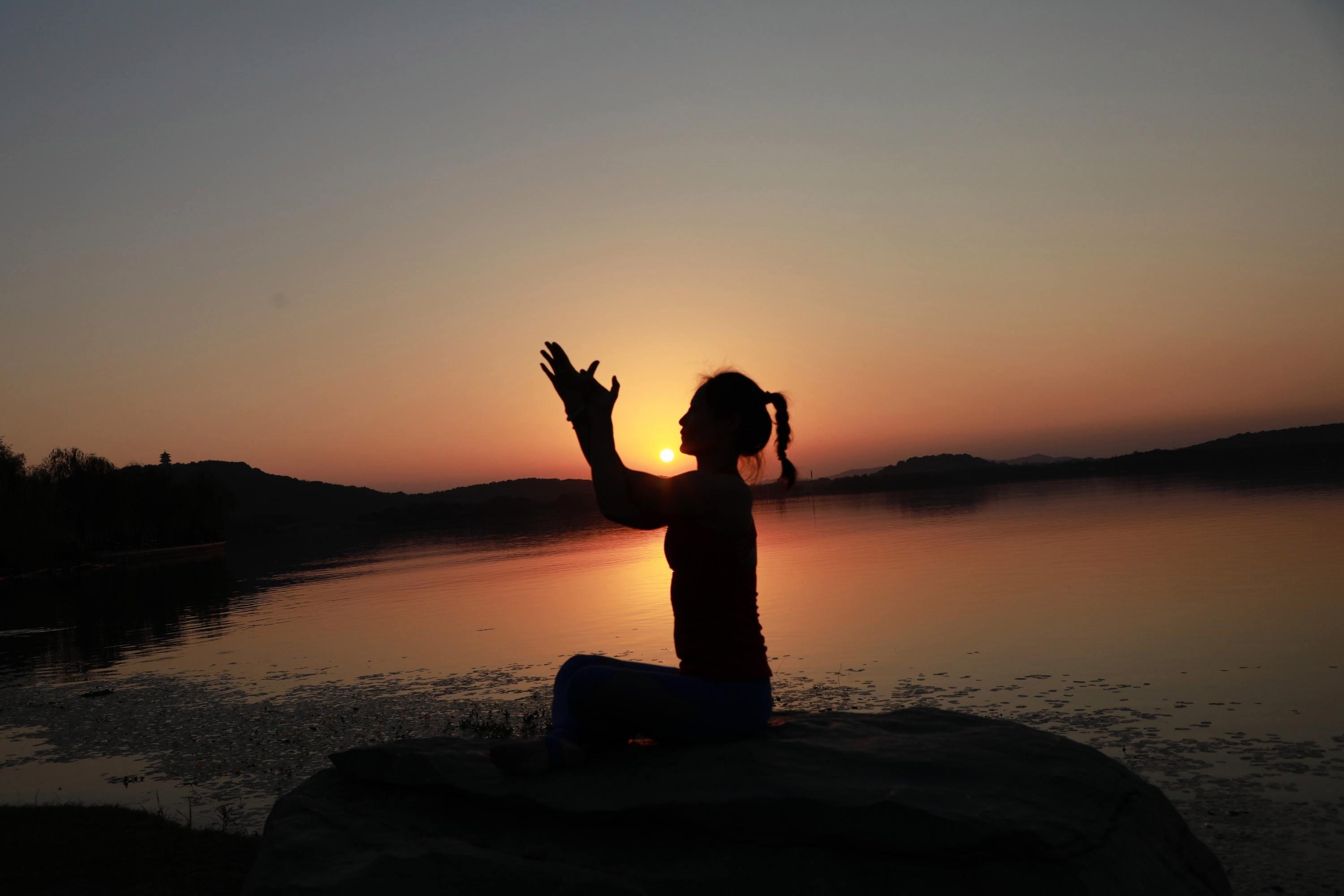 "打住"狂乱不息的念头,会打方能安住,瑜伽说为控制心灵的变化.