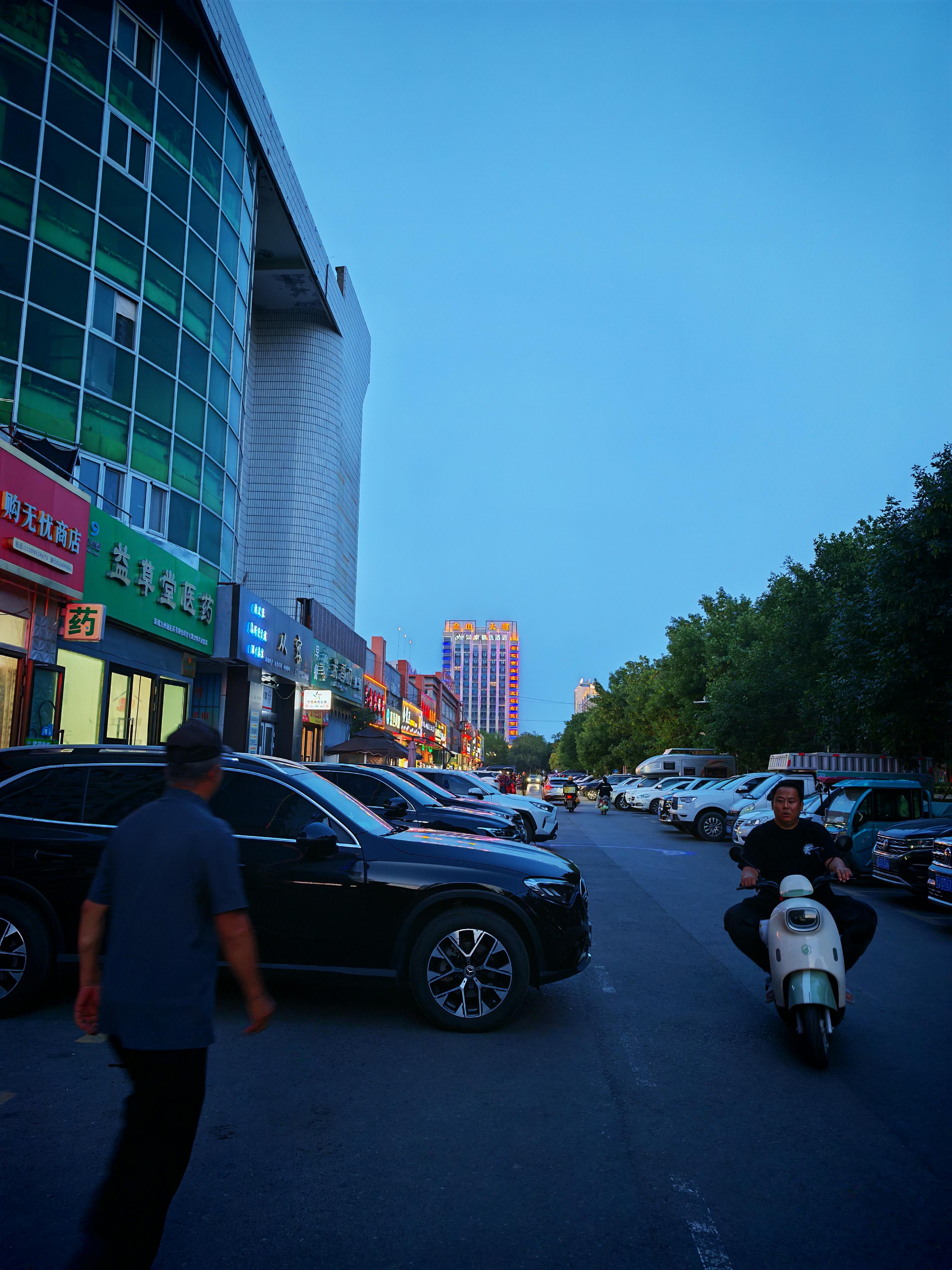 行知君 的想法: 内地早已天黑,新疆奎屯街头依然亮丽,拍摄于22:12