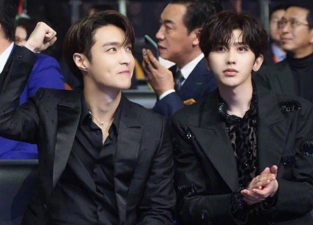 周冬雨,黄子韬,赵丽颖 | 1,最近有网友发现,张艺兴的舞台伴舞穿搭疑似