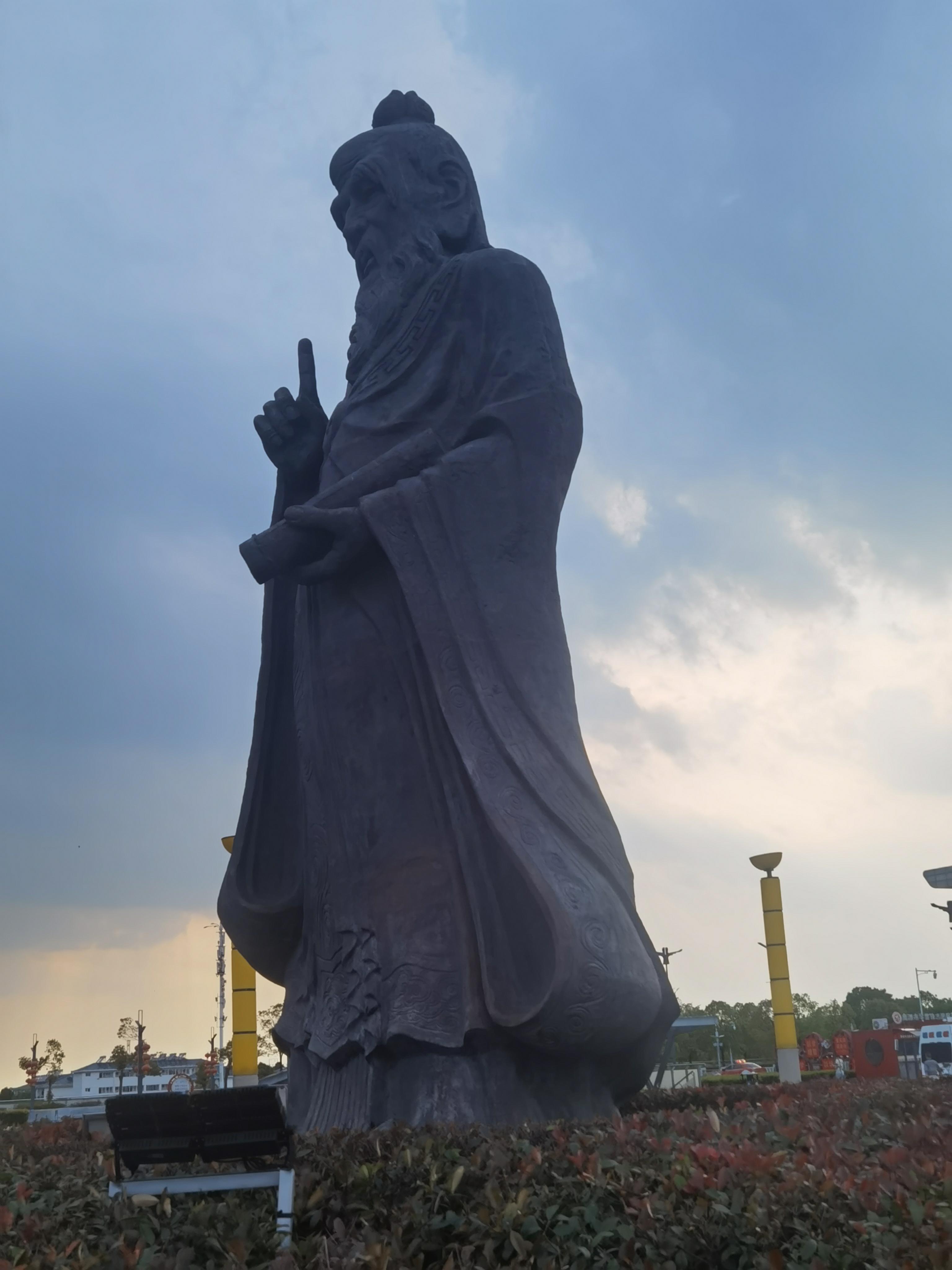  br>打卡江西鹰潭北高铁站.高铁站广场,耸立着老子的铜像.