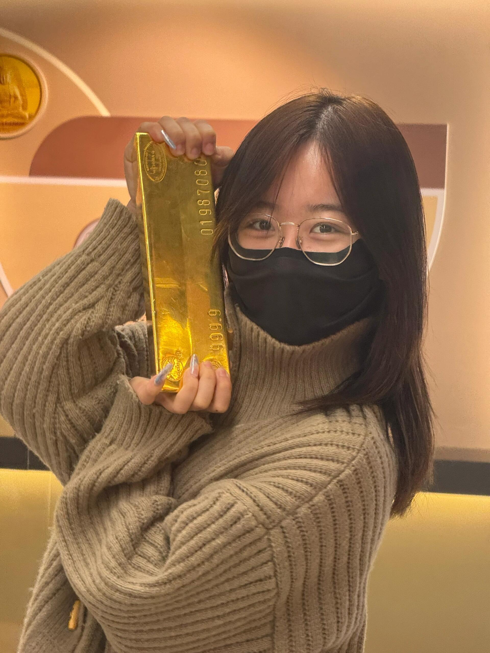 也就几万一个巴齑蠼鸨救 照片抱个大金砖图片300公斤重的金砖图片