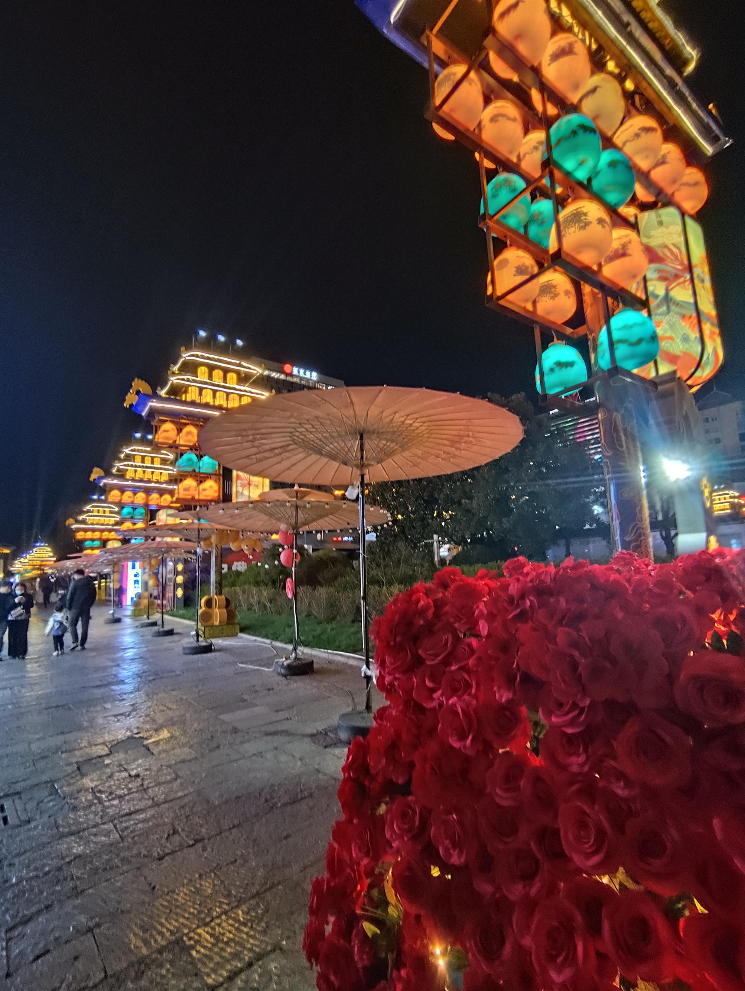 金马坊夜景金马碧鸡坊还是这么热闹昆明的地标性建筑每次路过都会驻足