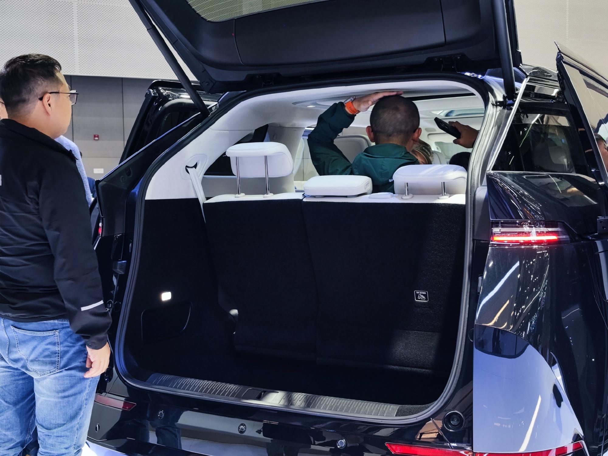 还是搞不懂小鹏,mpv做溜背干嘛,看打开尾门这后备箱小得可怜,想想