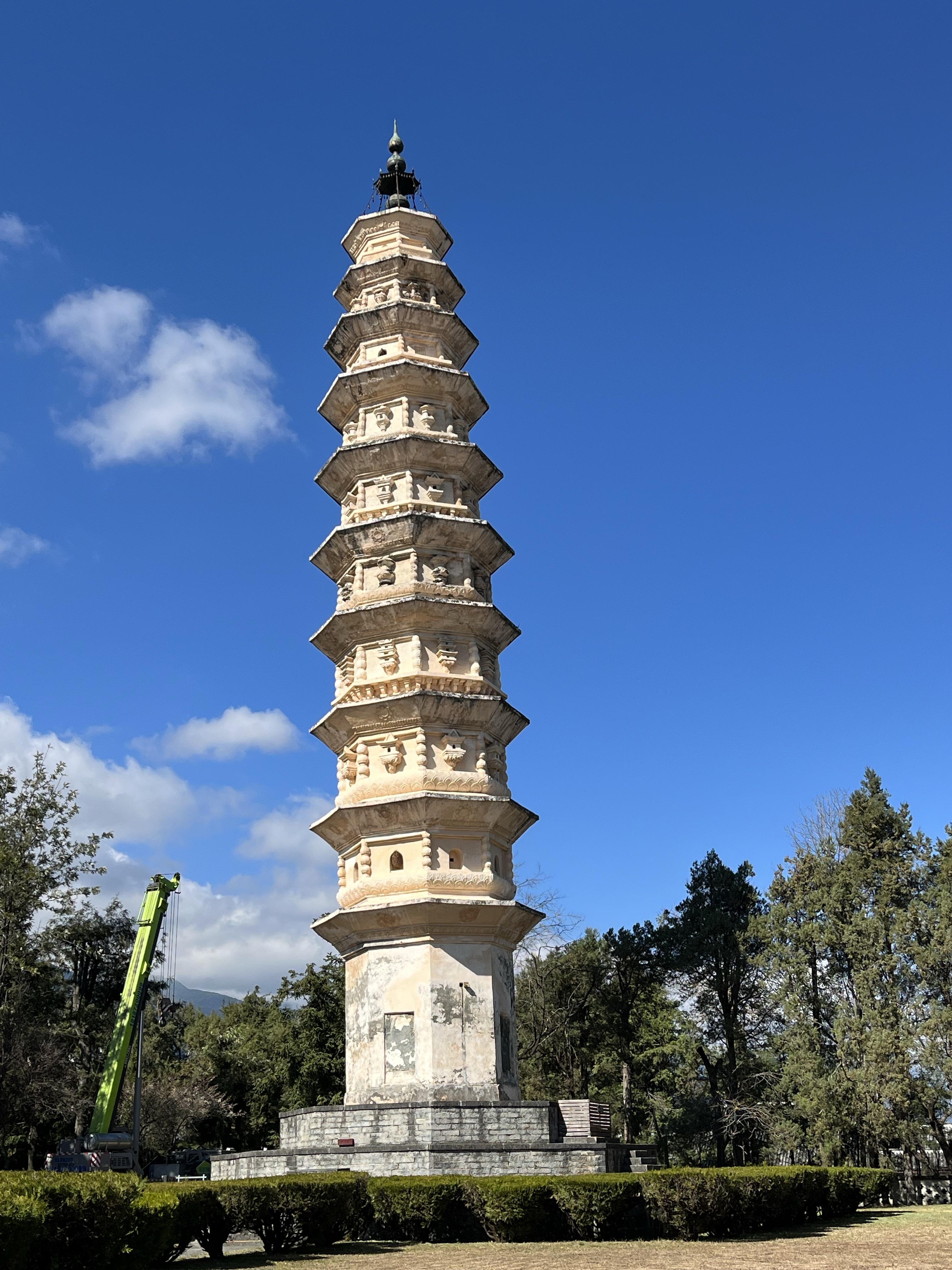 崇圣寺三塔的裂缝照片图片