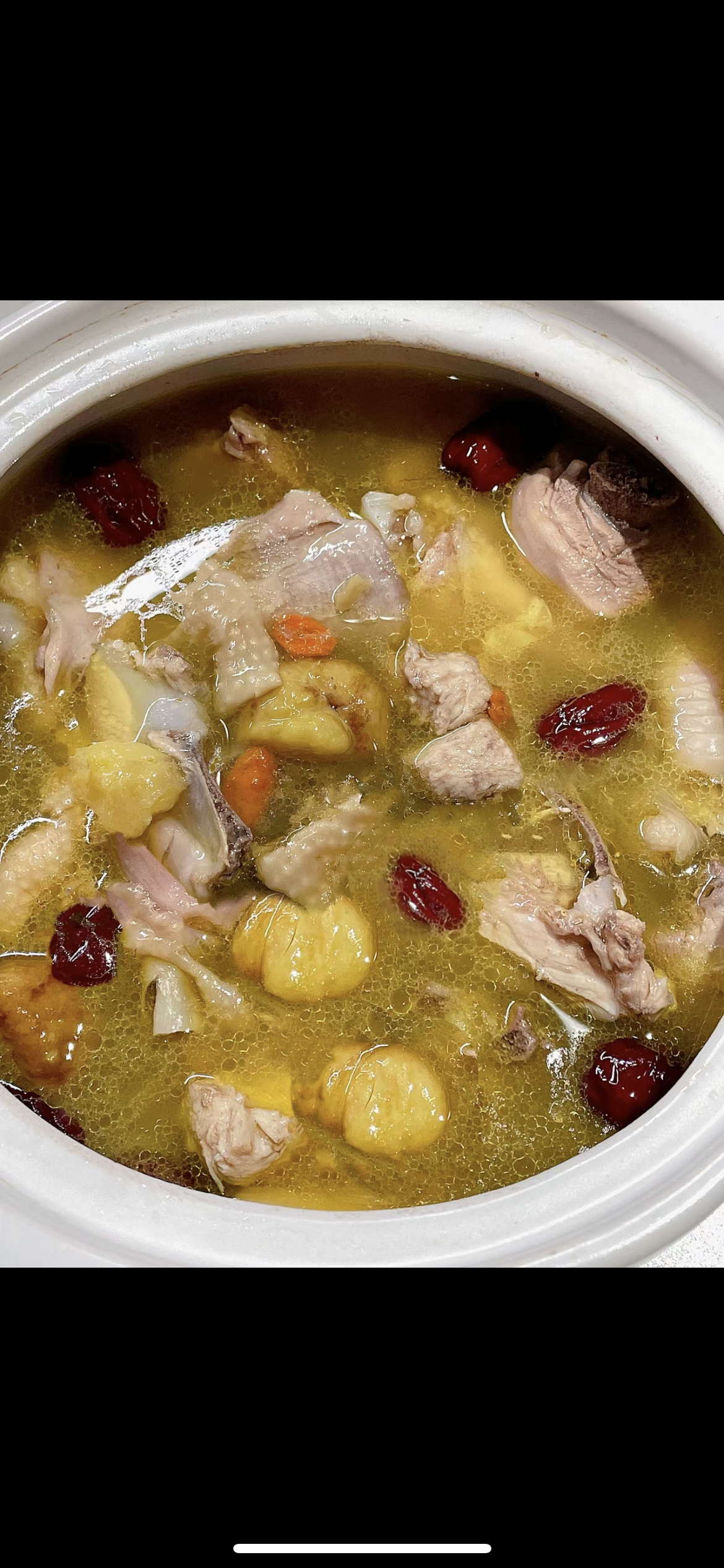 板栗 鸡汤炖起来 秋天天气干燥 要多喝点滋补暖胃的汤