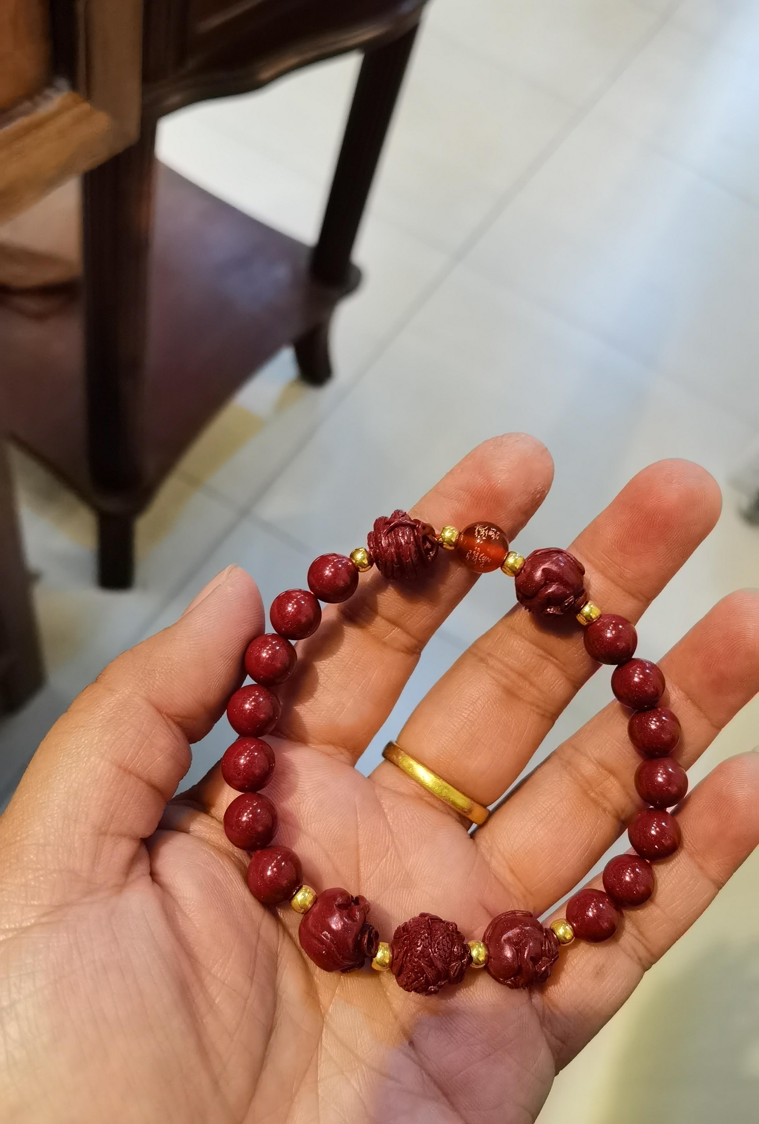 木头圈里的华姐 的想法: 过年了编个朱砂三合手串,来年保平安