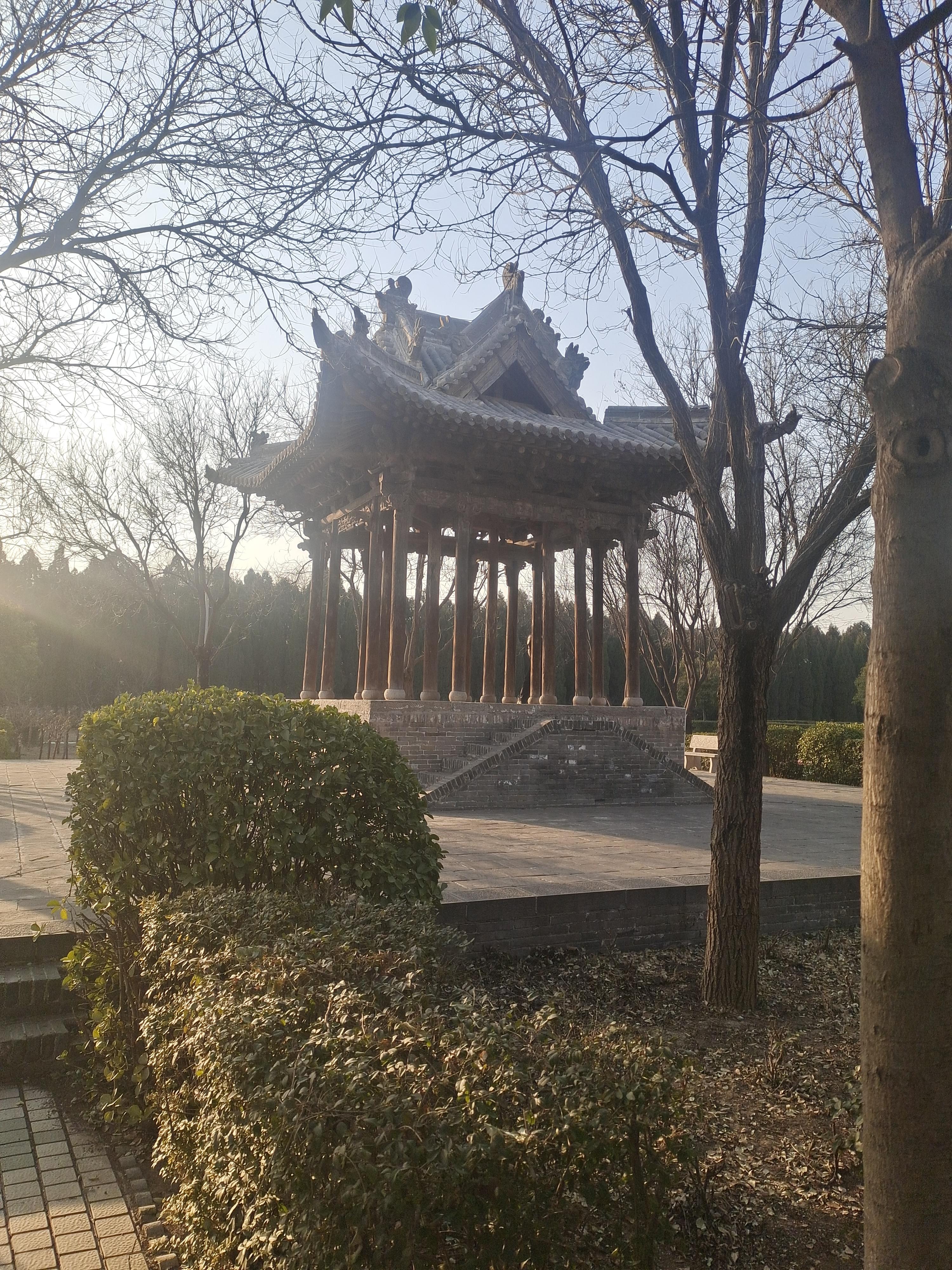 位于山西省运城市盐湖区的舜帝陵,邻近运城