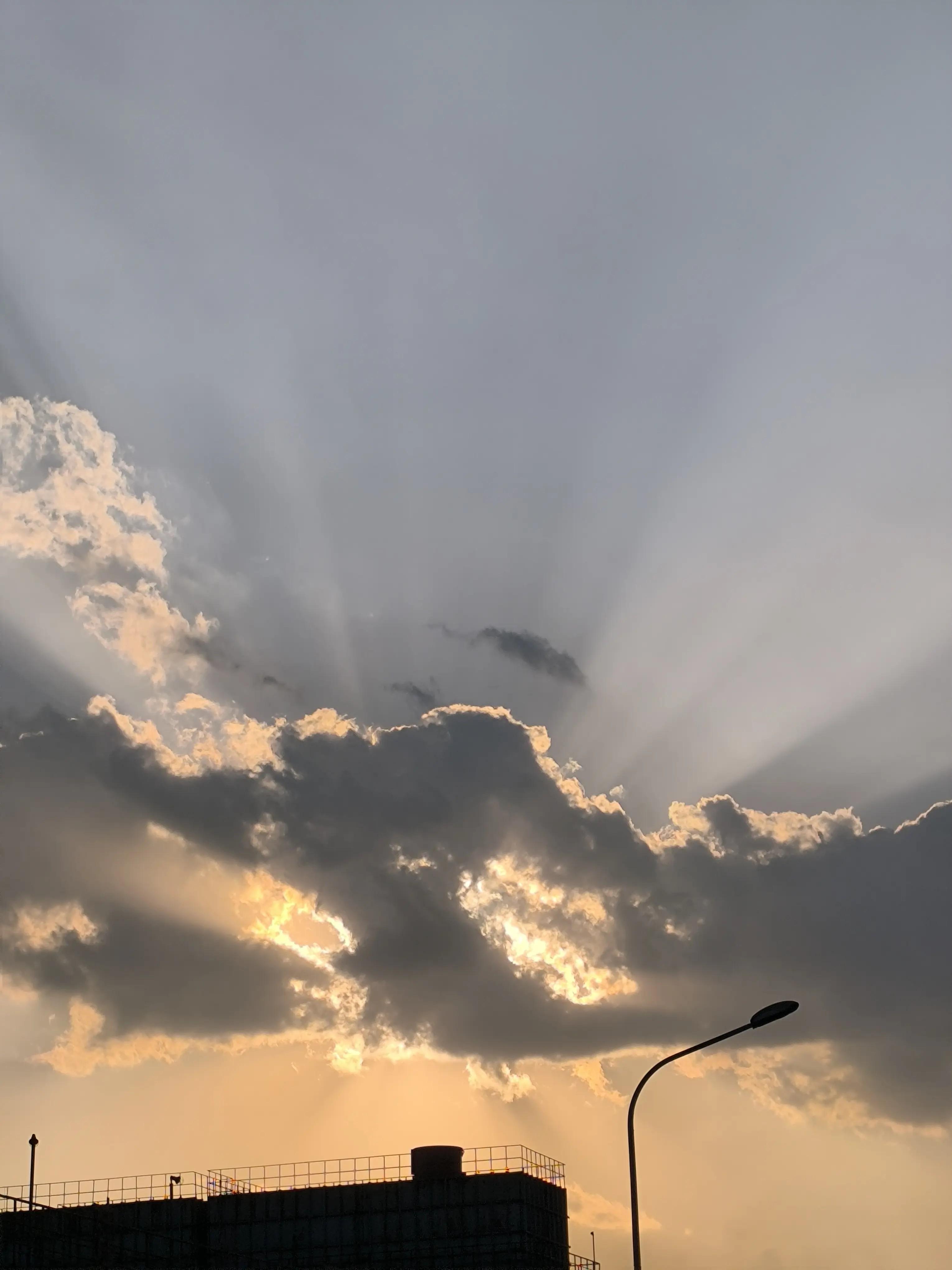 温晓迪 的想法: 夕阳的光芒 | 傍晚时分,几团云朵悄悄的地拦在夕阳