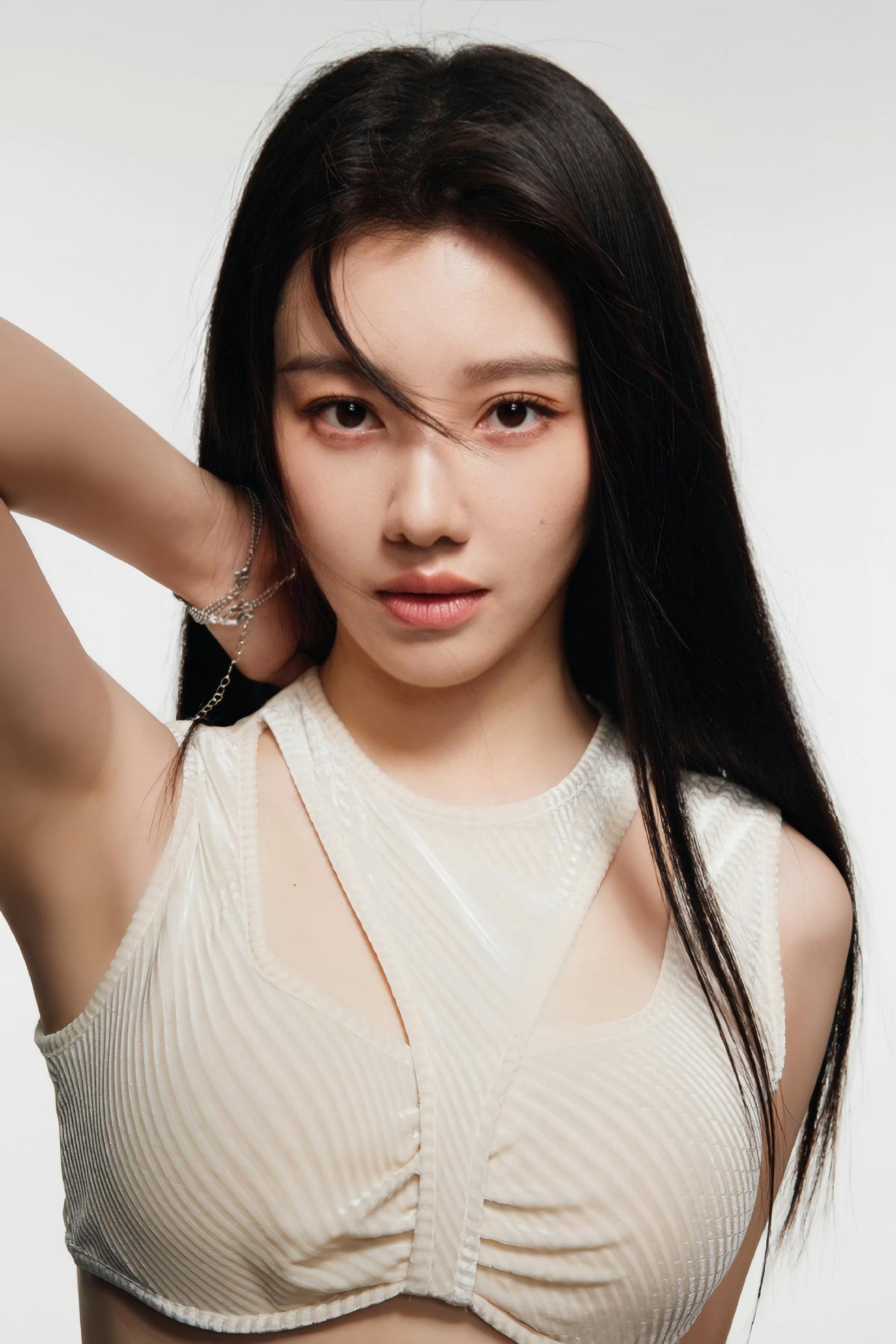 王鹤润写真封面大片,冷酷感满满,这小蛮腰彻底的亮了!