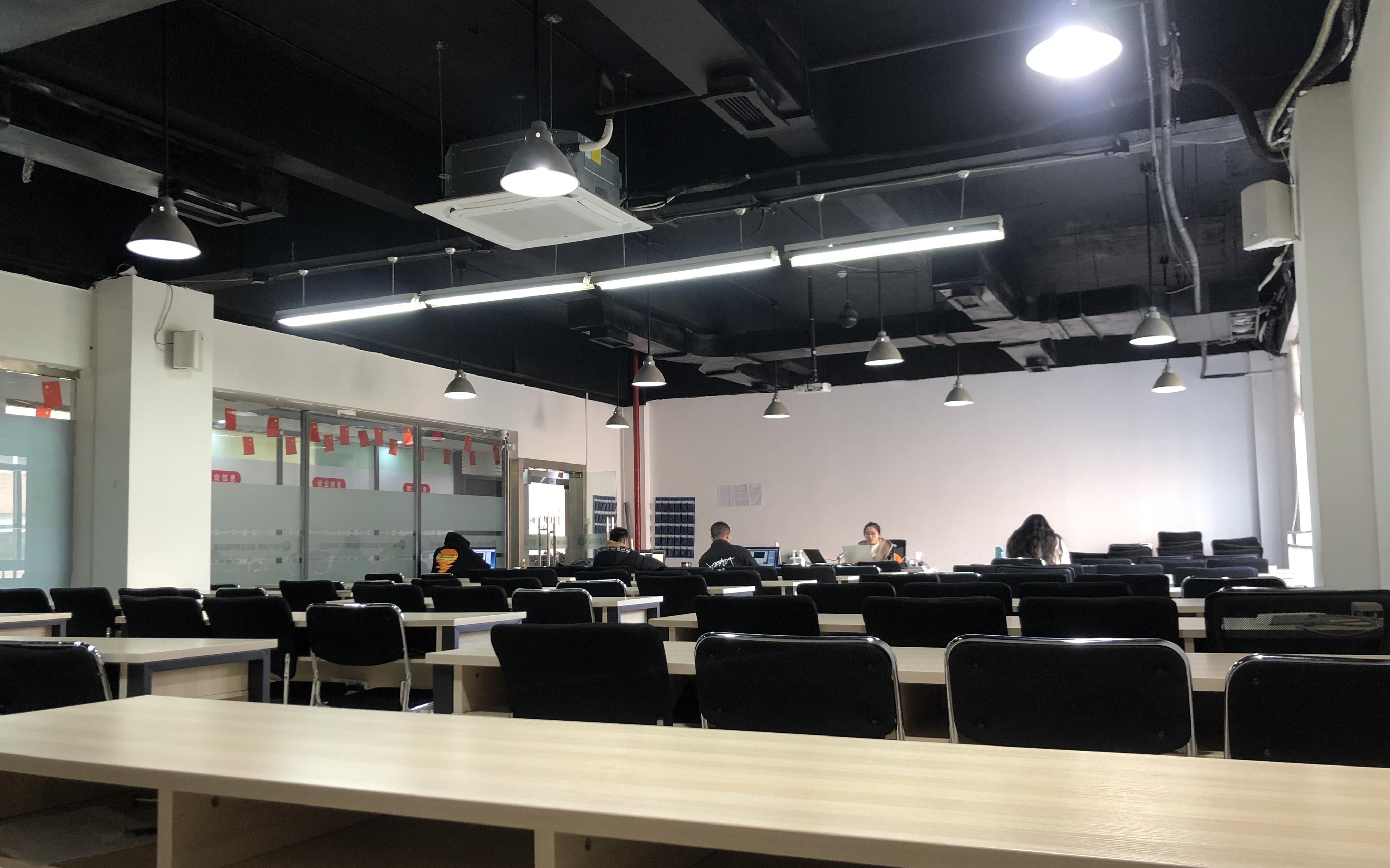 蜗牛学苑 的想法: 成都校区一百多人的教室里,略显孤独的主讲老师在那