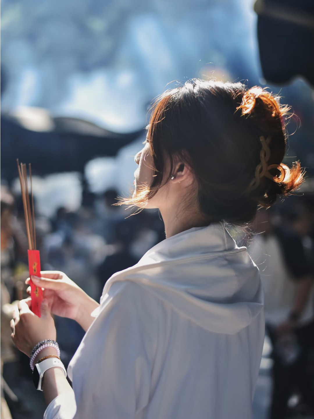 女生祈福图片寺庙祈福的背影照片美女日本拜佛拜佛侧脸图片女人焚香