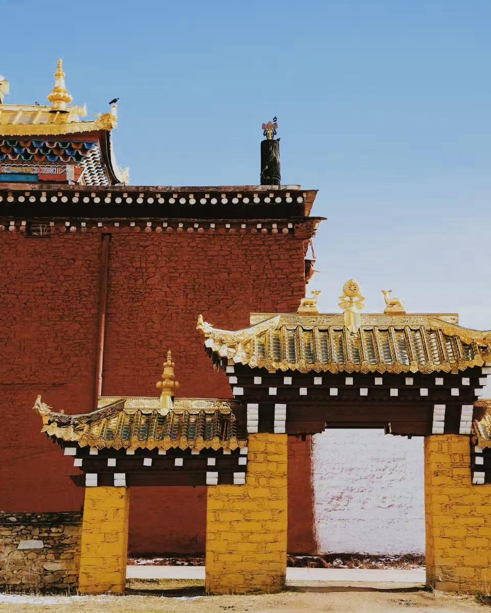 惠远寺是一座藏传佛教格鲁派的寺院,藏语名为"嘎达向巴林",意为"