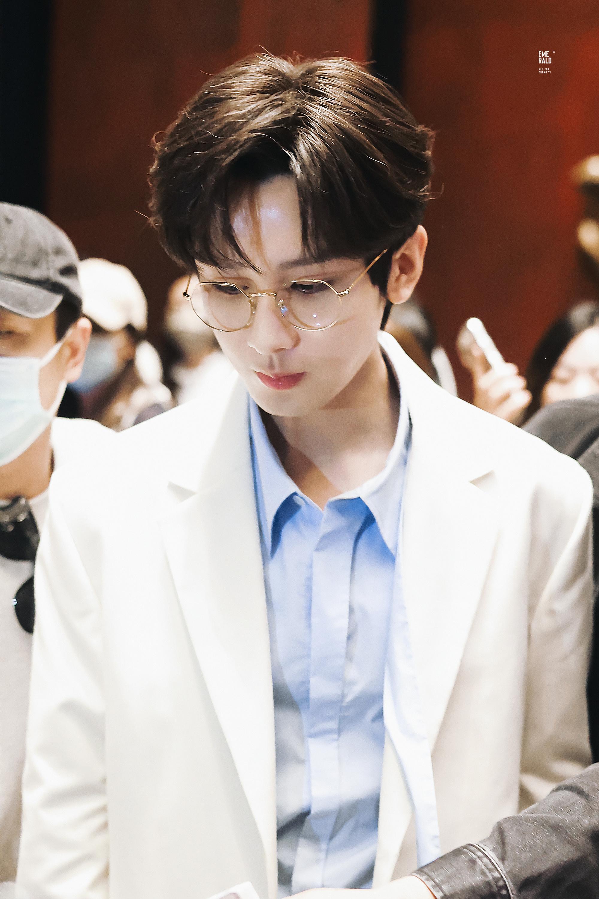 鹿思淇 的想法: 成毅|立冬 白色恋人07 | 今天直播的成毅有着不一样