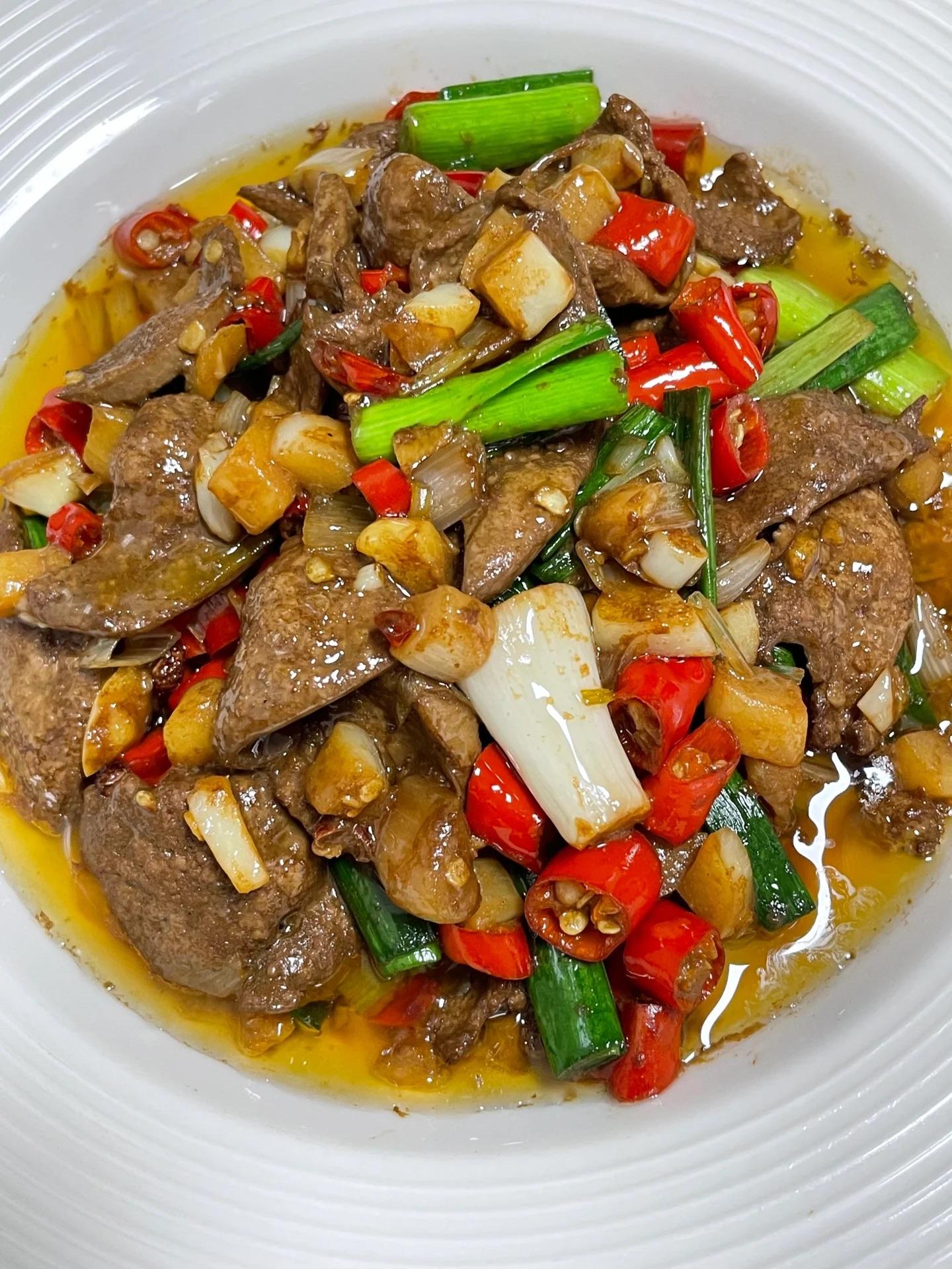 麻旦 的想法: 小炒猪肝 | 食材:猪肝,蒜叶 br> br>做法: br> br>1⃣