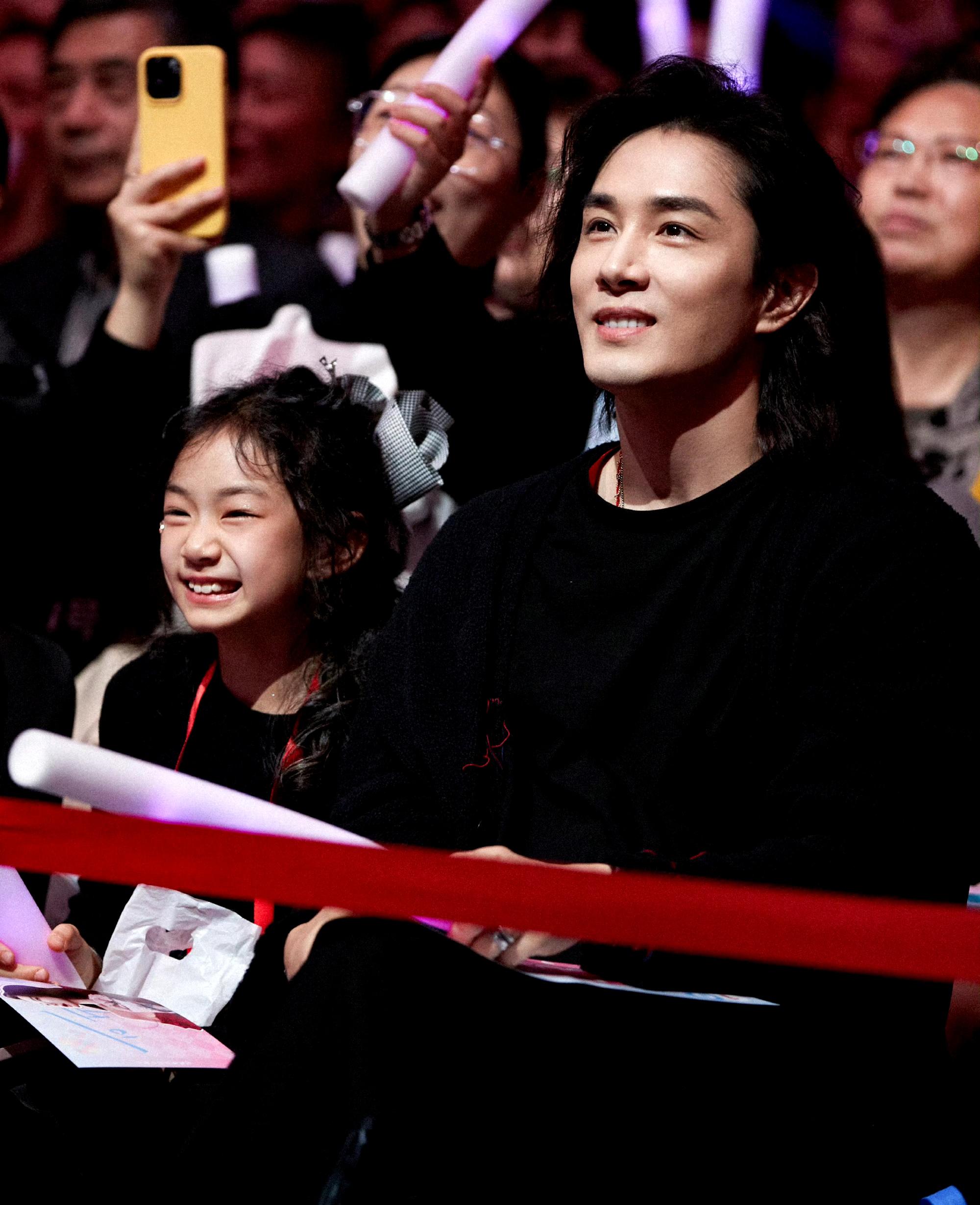 荧荧片段 的想法: 许嵩助阵戚薇演唱会,女儿lucky已8岁 | 10月21日晚