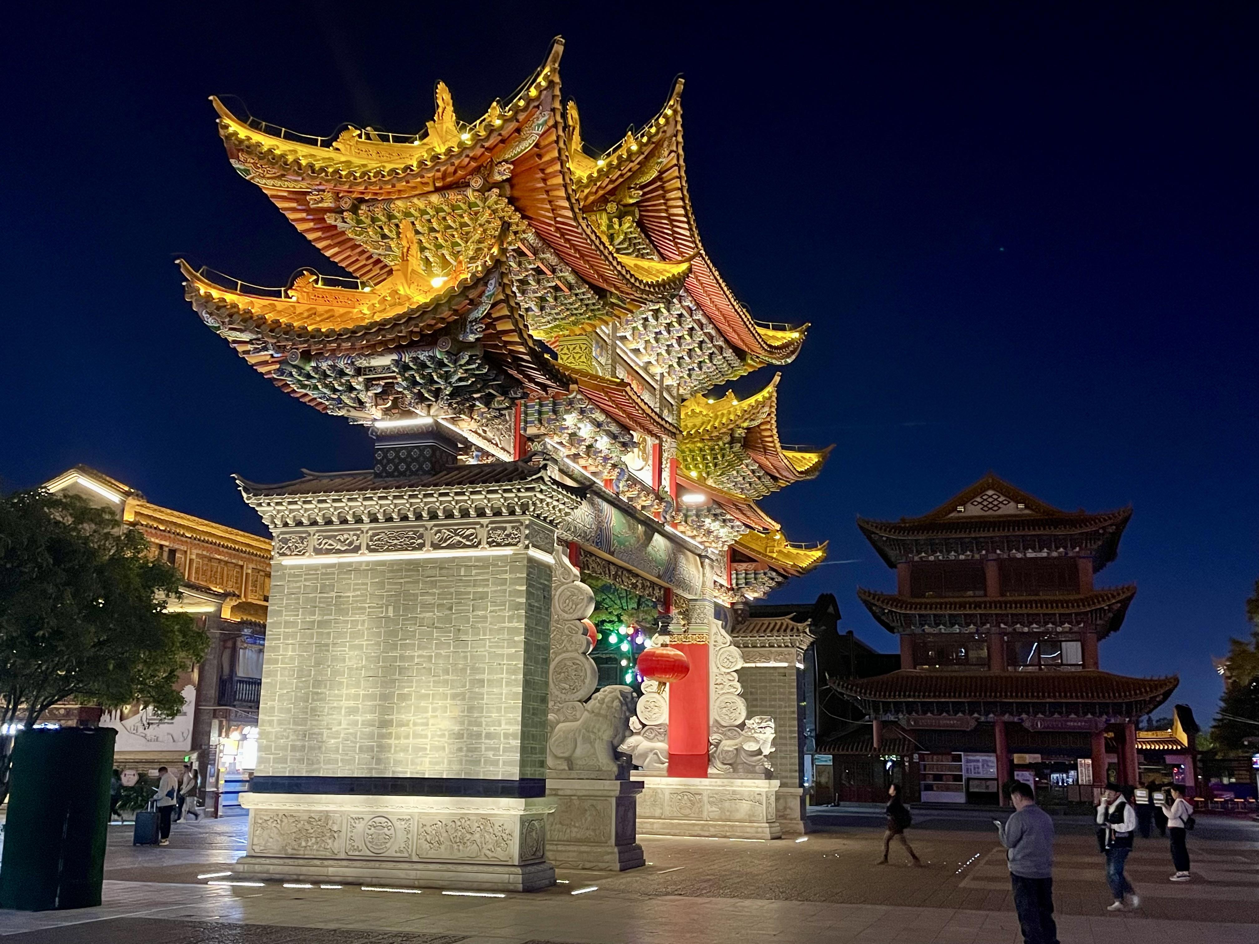 魔登行游 的想法: 昆明城南夜色下的官渡古镇别有一番意境 | 由于于
