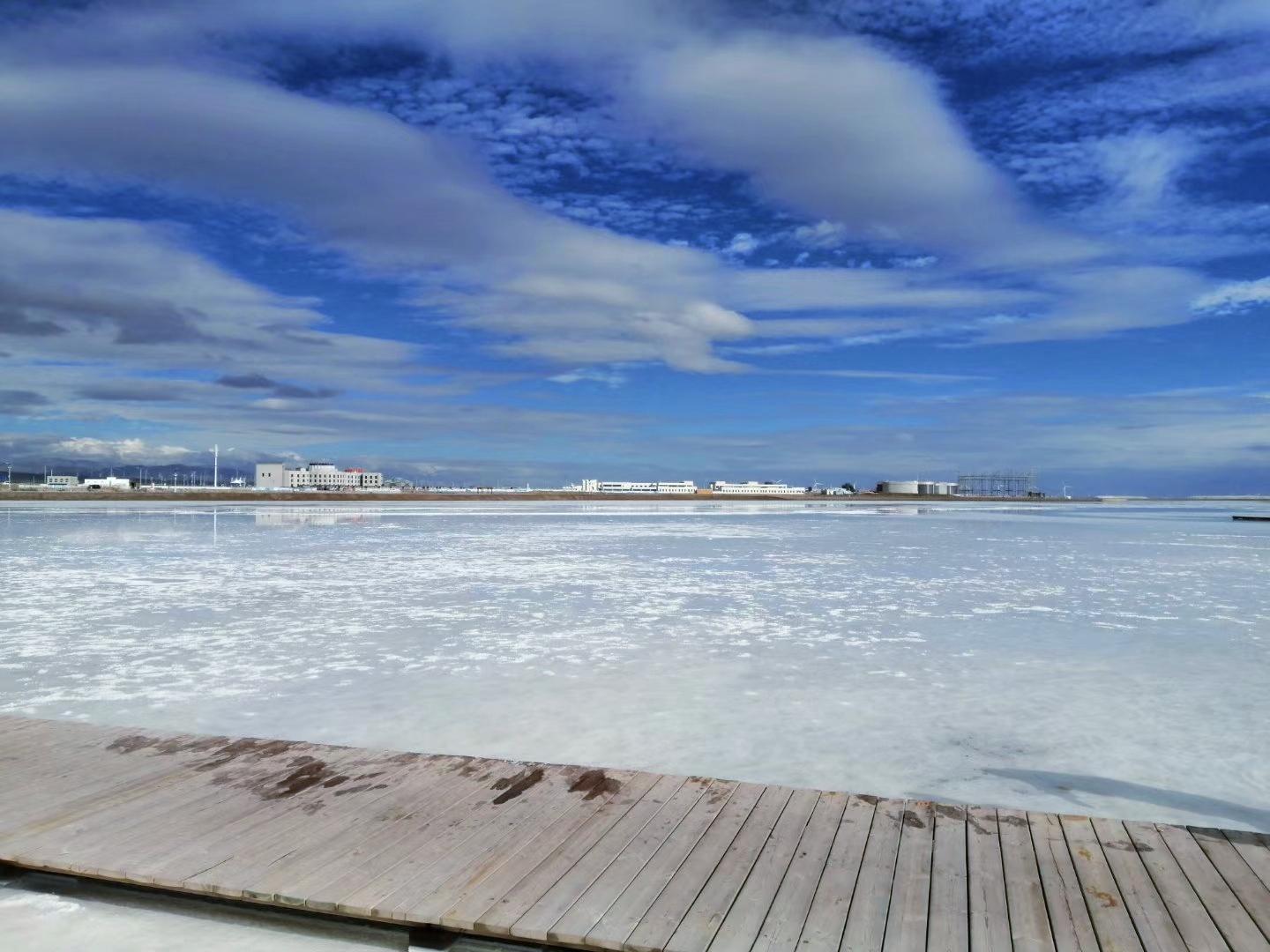 青海茶卡盐湖茶卡湖位于青海省海西蒙古藏族自治州茶卡是藏语盐池的