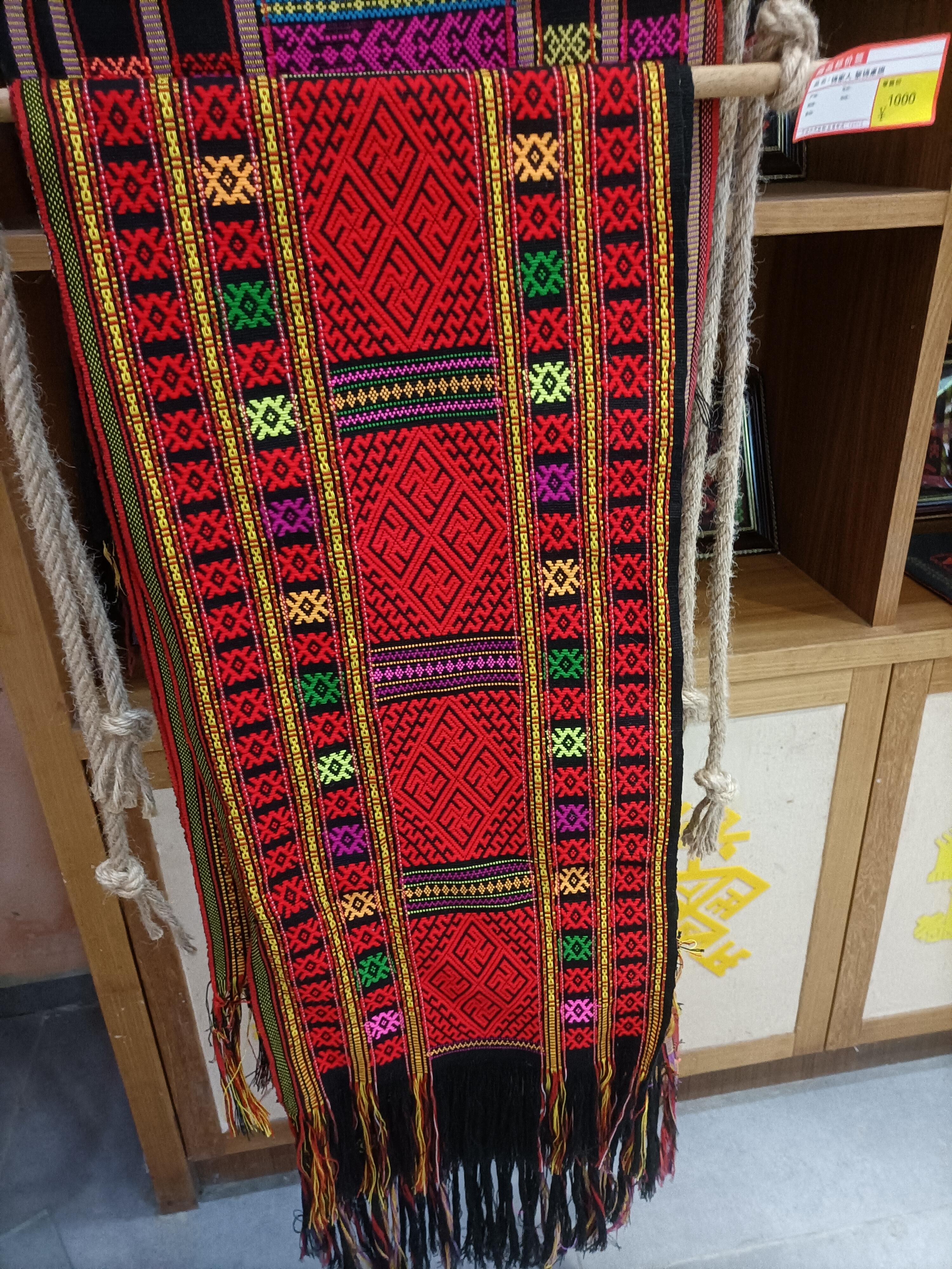 椰风海韵 的想法: 造型独特的黎族织锦 | 海南岛中部山区的五指山市