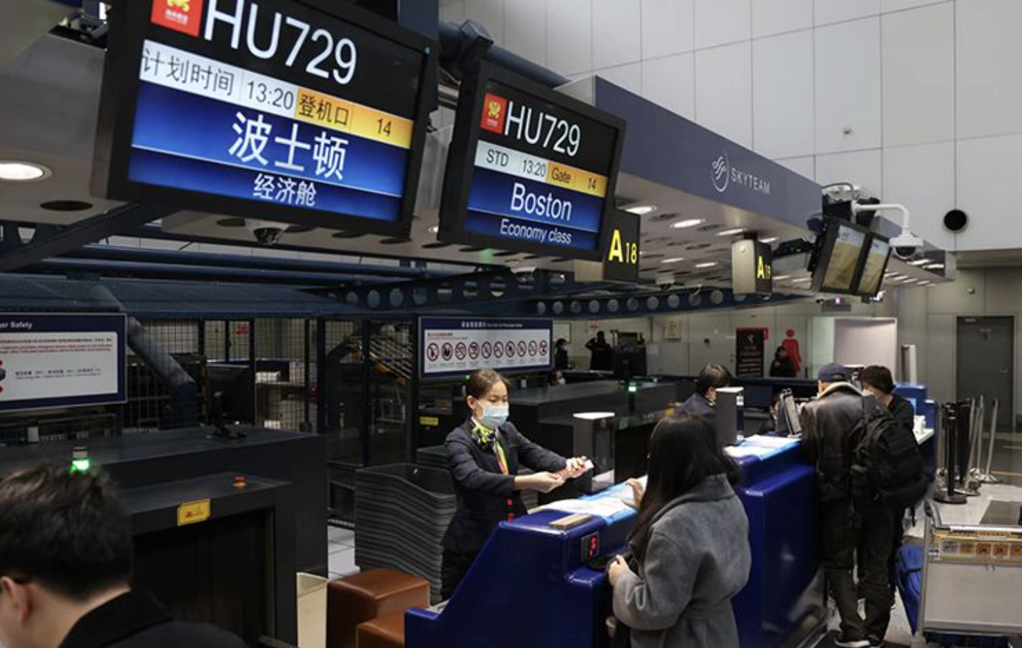 的想法: 11月26日,北京首都国际机场,前往波士顿的旅客们在值机柜台