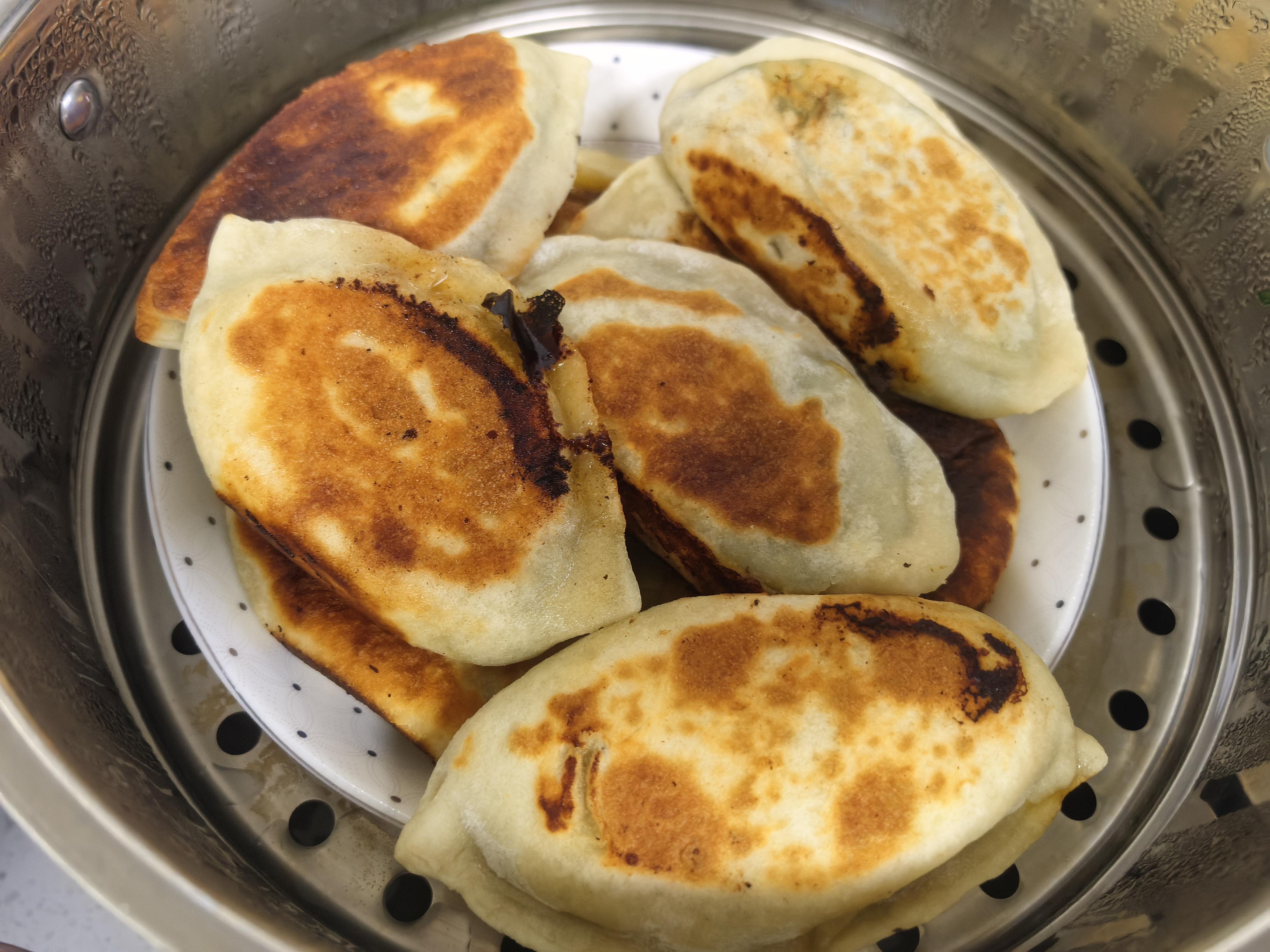 醒来遍地野花香 的想法: 看看我烙的韭菜猪肉鸡蛋盒子