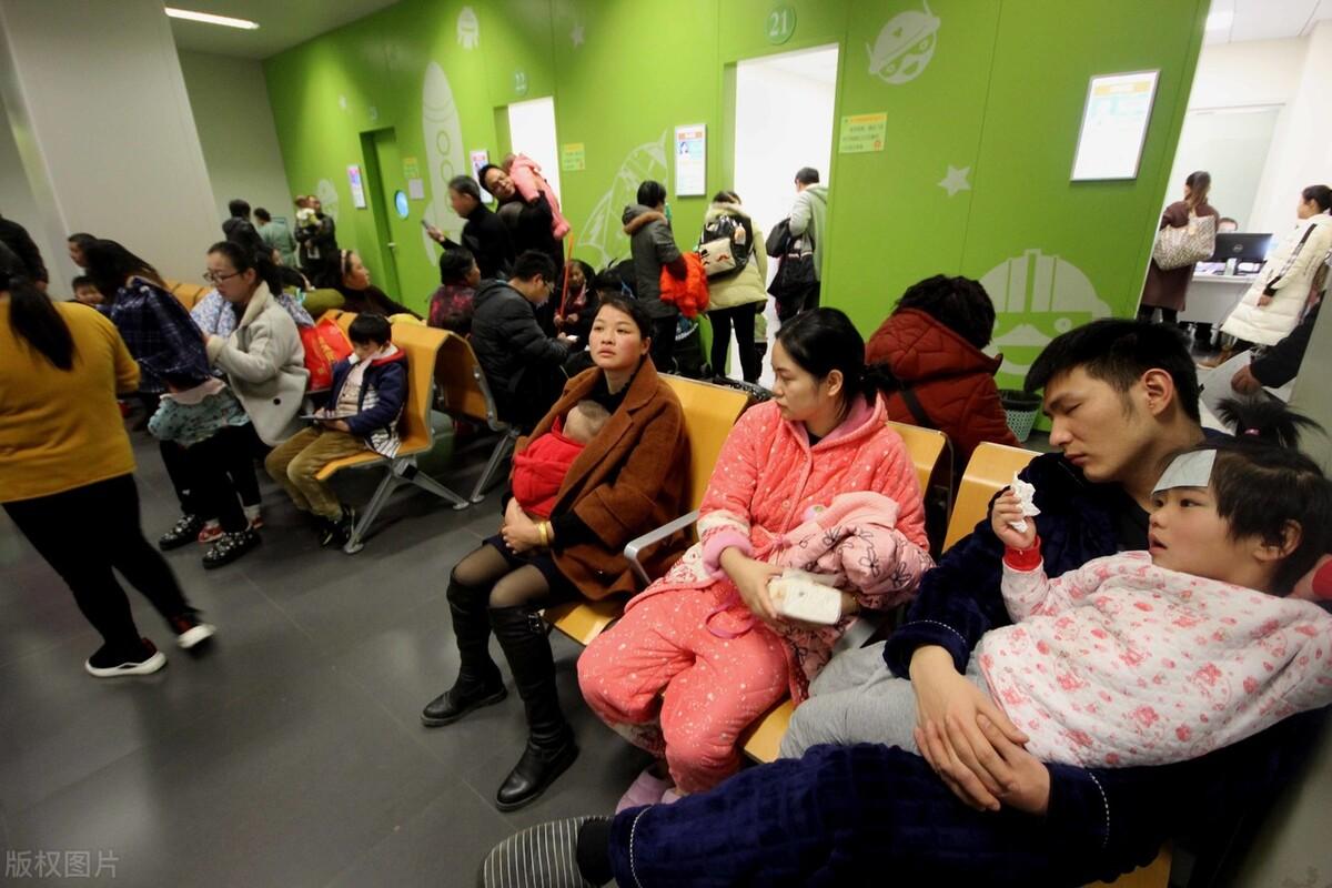 近日,支原体感染,支原体肺炎成为妈妈圈的高频词,各大医院儿科也是