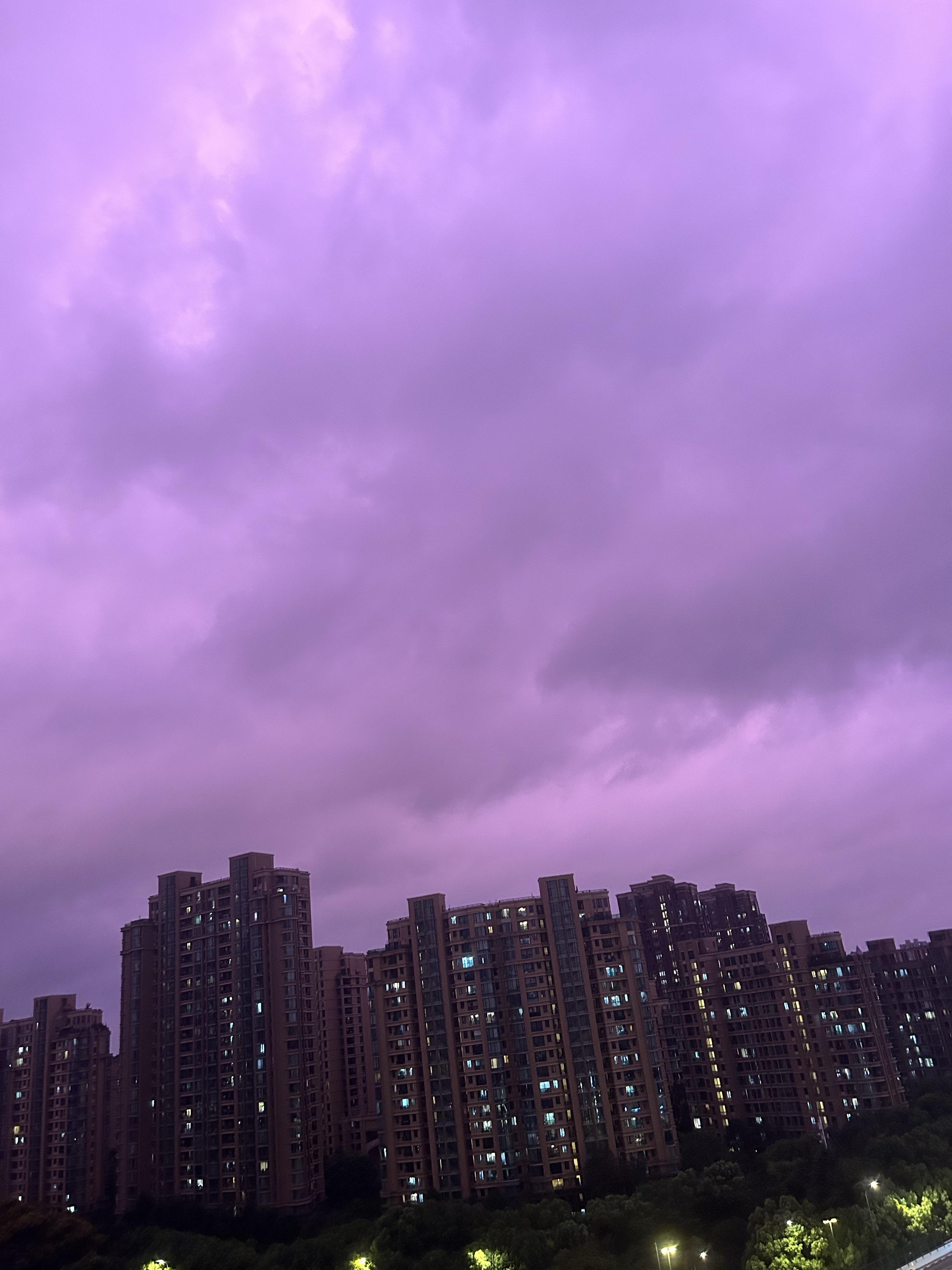 呵呵 的想法: 台风来袭前紫色的天空