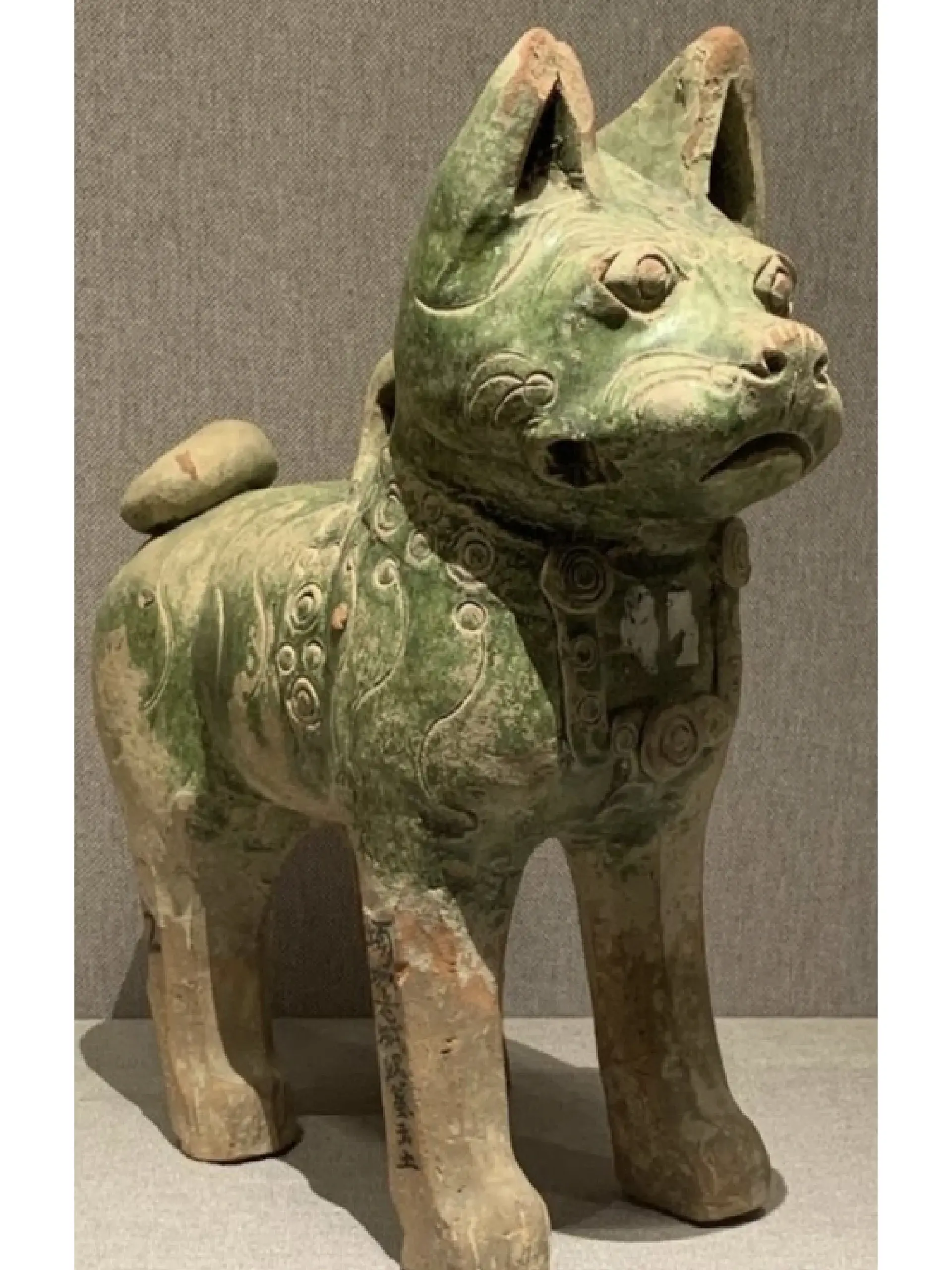 我是妖怪 的想法 小狗 小狗 绿釉陶立狗,河南省项城汉墓出土,高32.5厘米,低温釉陶,现藏于河南博物院。陶狗呈昂首平视态,两耳向前竖起