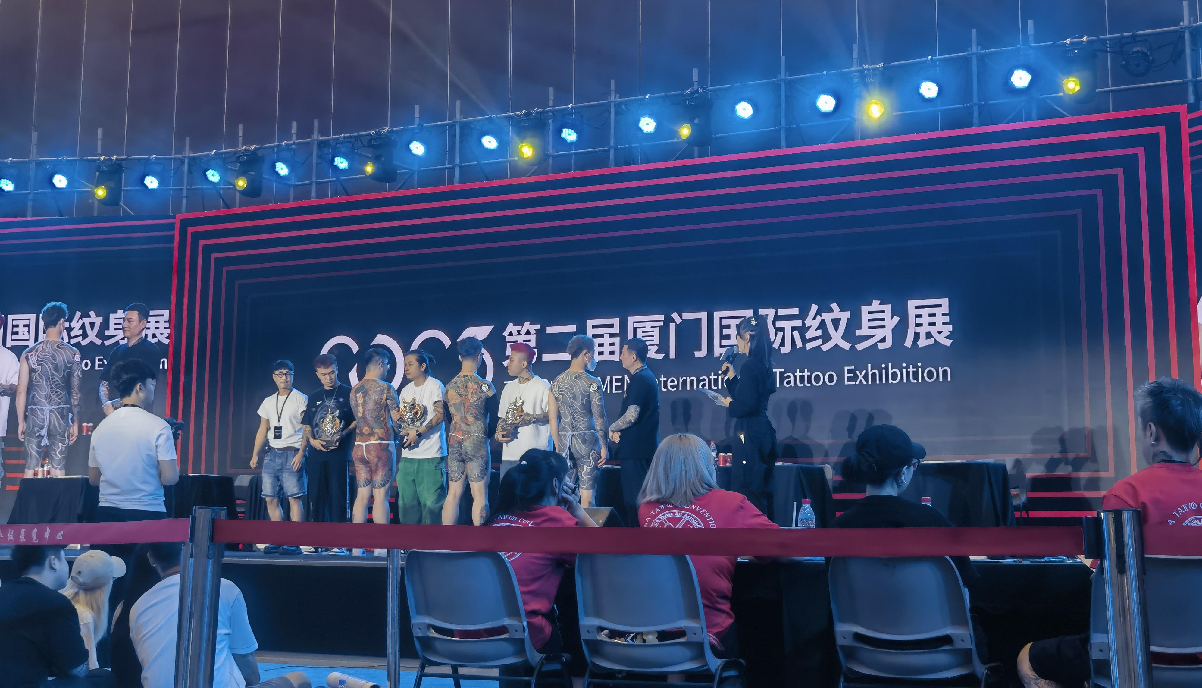 住在海边 的想法: 纹身展