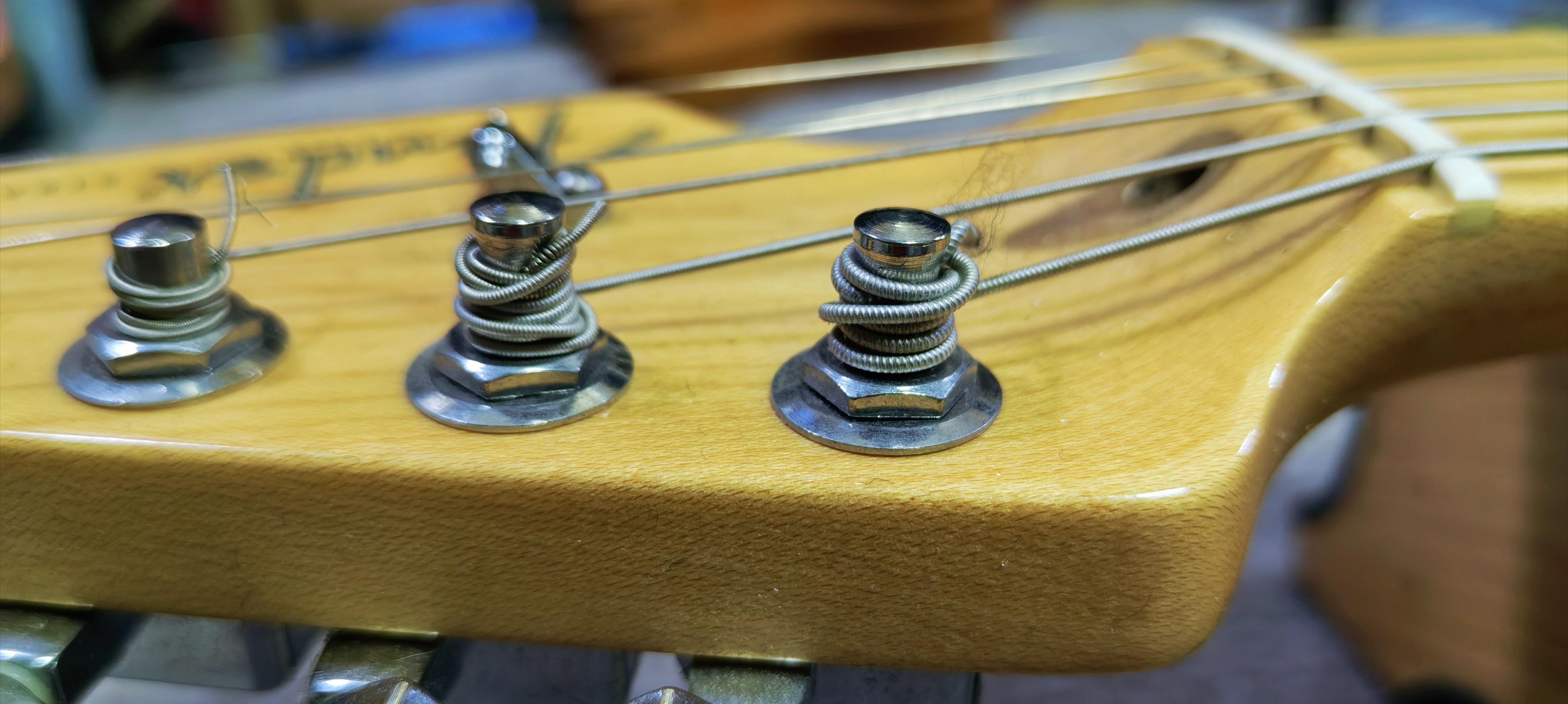 西安张龙吉他 的想法: 这样安装吉他琴弦的方式不太好