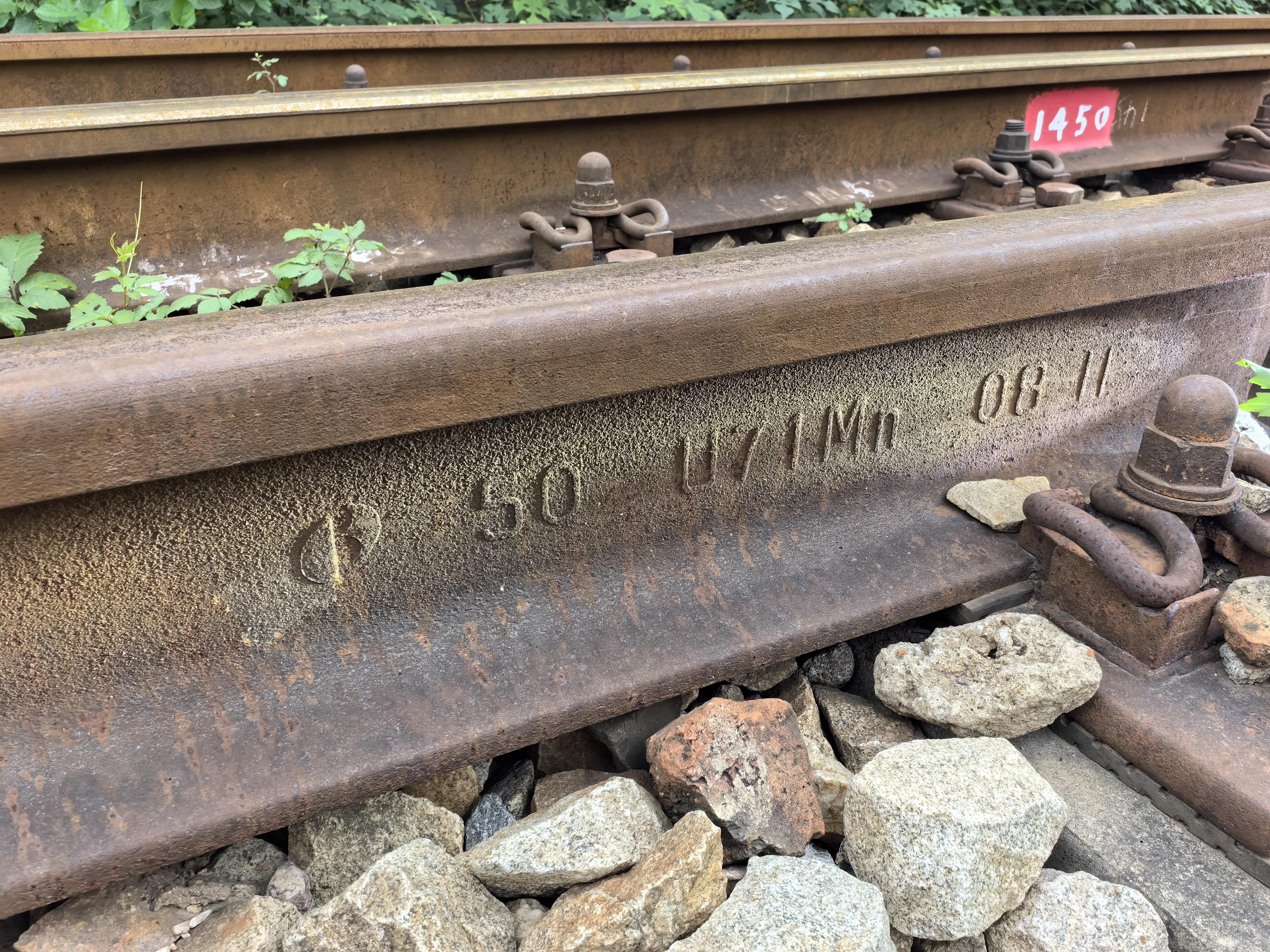 今天给个近距离特写 | 图中两根钢轨分别为包钢2006年11月和2008年2月