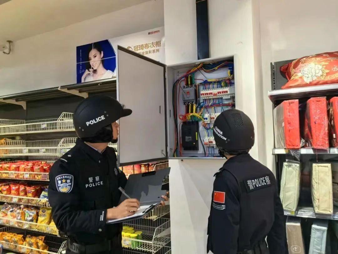 3月1日,多地边境管理机构的警方举行换装仪式统一换上具有新标识的