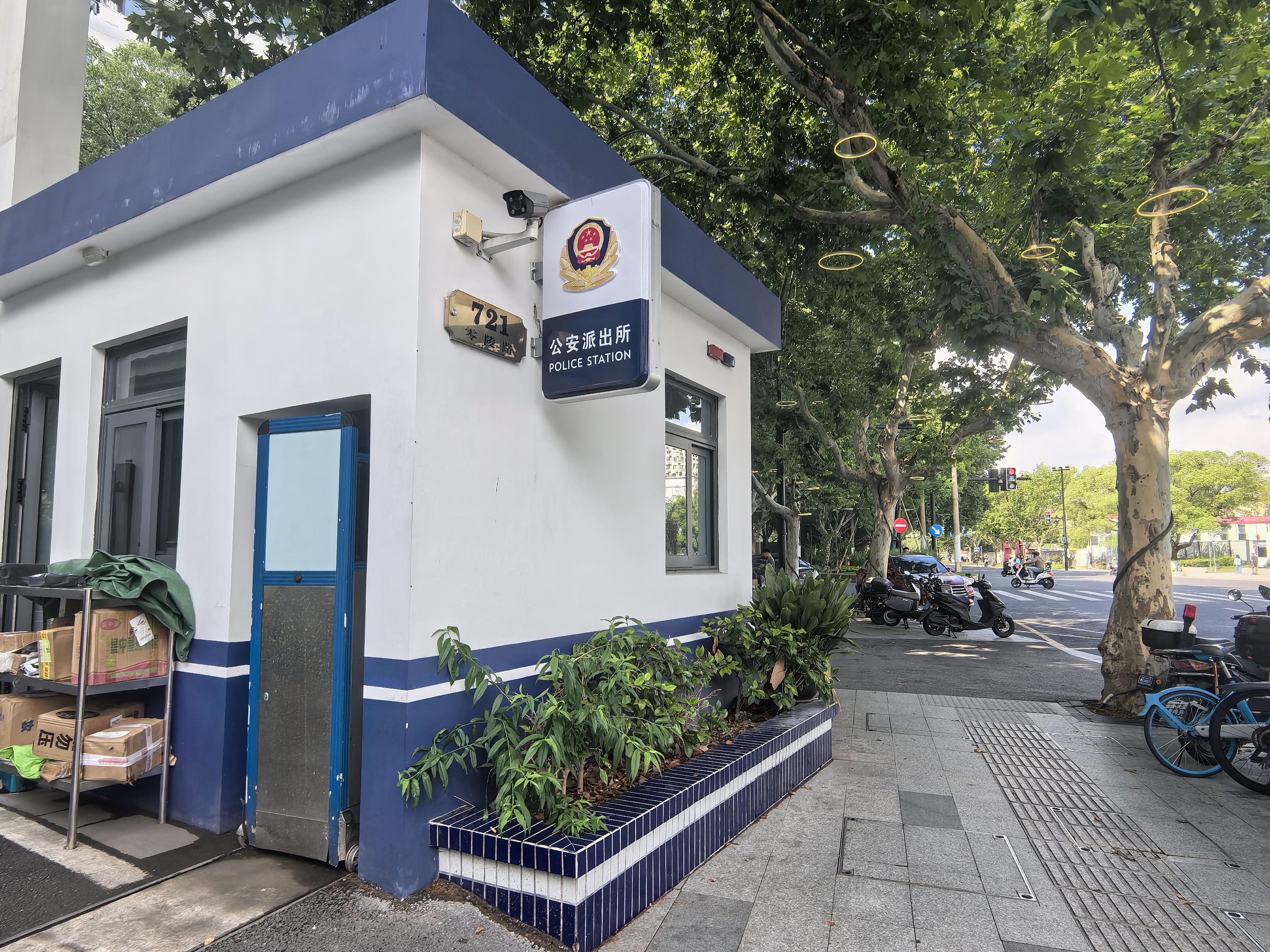 1,来派出所办事忙好了以后,在门口刚好看到警察拦下了一辆自行车