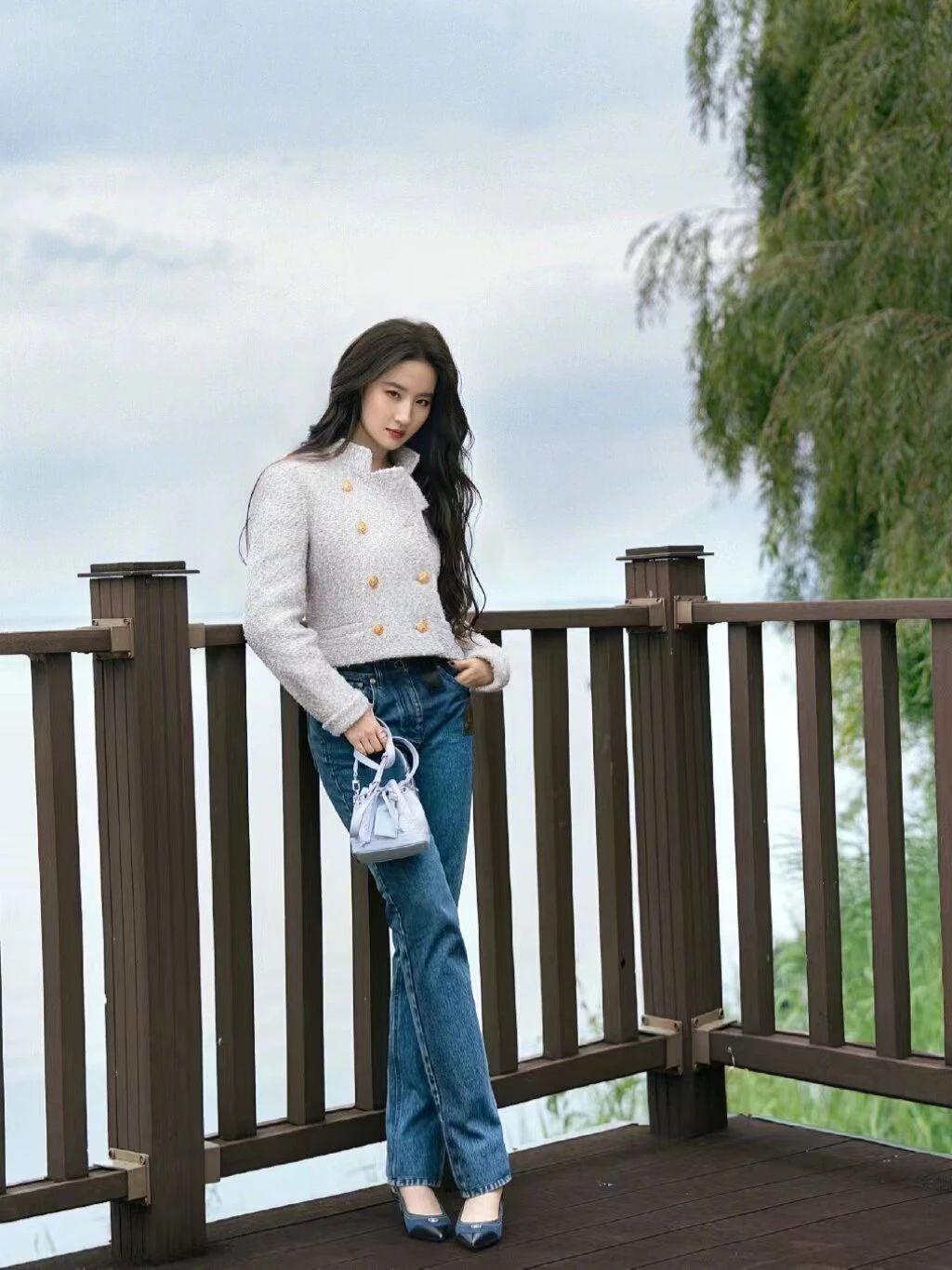 刘亦菲这身粗花呢夹克配高腰牛仔裤穿搭造型,不仅优雅浪漫,还满满的