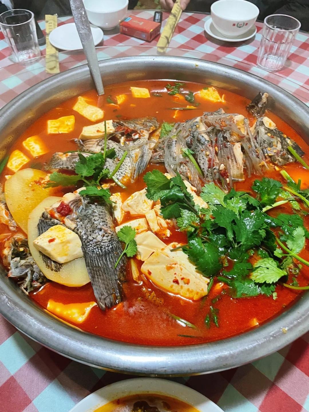 ‌宾川海稍鱼‌是云南省大理白族自治州宾川县的特色美食,以其