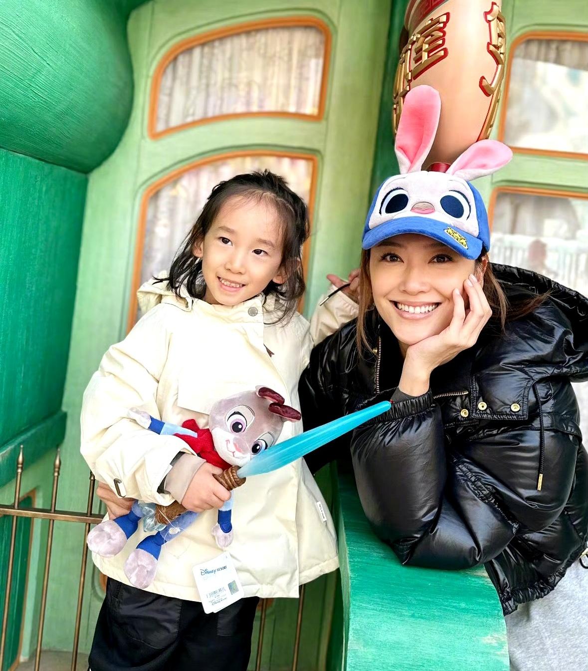 荧荧片段 的想法: 陈小春二胎儿子打扮像女儿,基因太强大了!