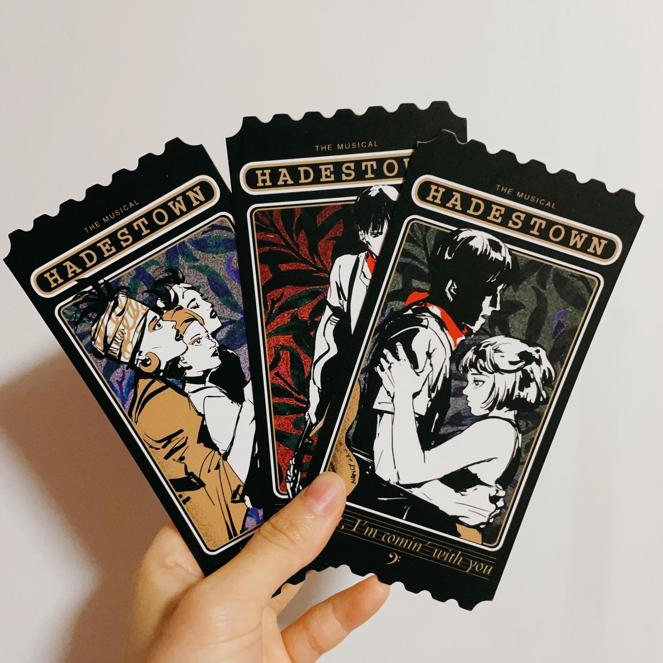 一些音乐剧周边从左到右分别是hadestown的棉质票根每张角色卡背后有