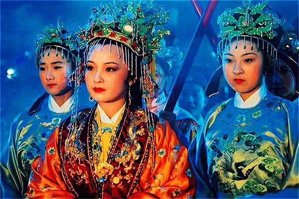 抱琴作为陪伴元春进宫的贴身丫鬟,不仅要服侍好元春,而且还要面对波诡